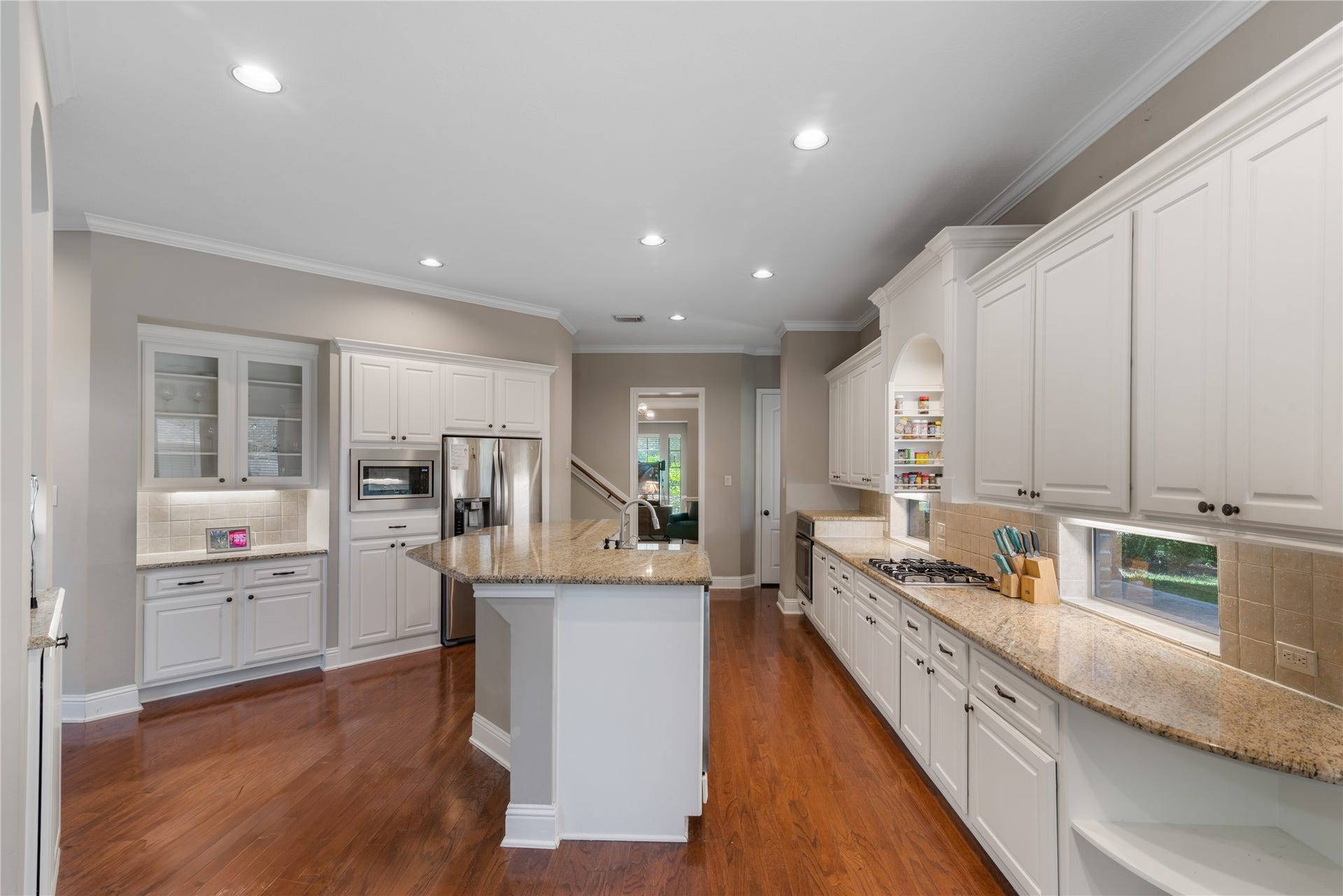 2525 W Ranch Drive, Friendswood, TX 77546 Well-designed kitchen offering abundant storage with extensive cabinetry and under cabinet lights.