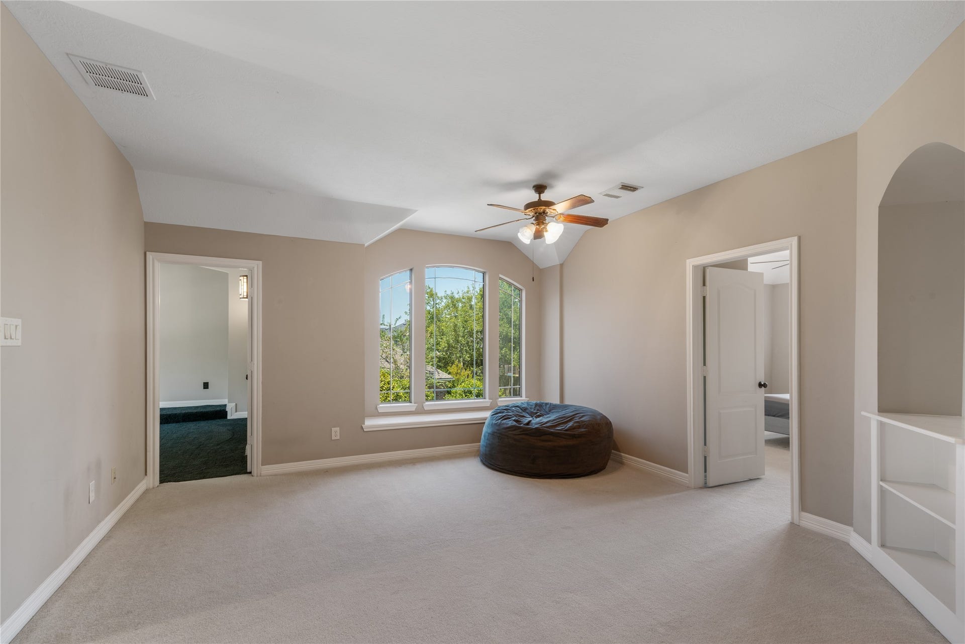 2525 W Ranch Drive, Friendswood, TX 77546 This spacious game room is a versatile space, perfect for a playroom, workout room or a second living space.