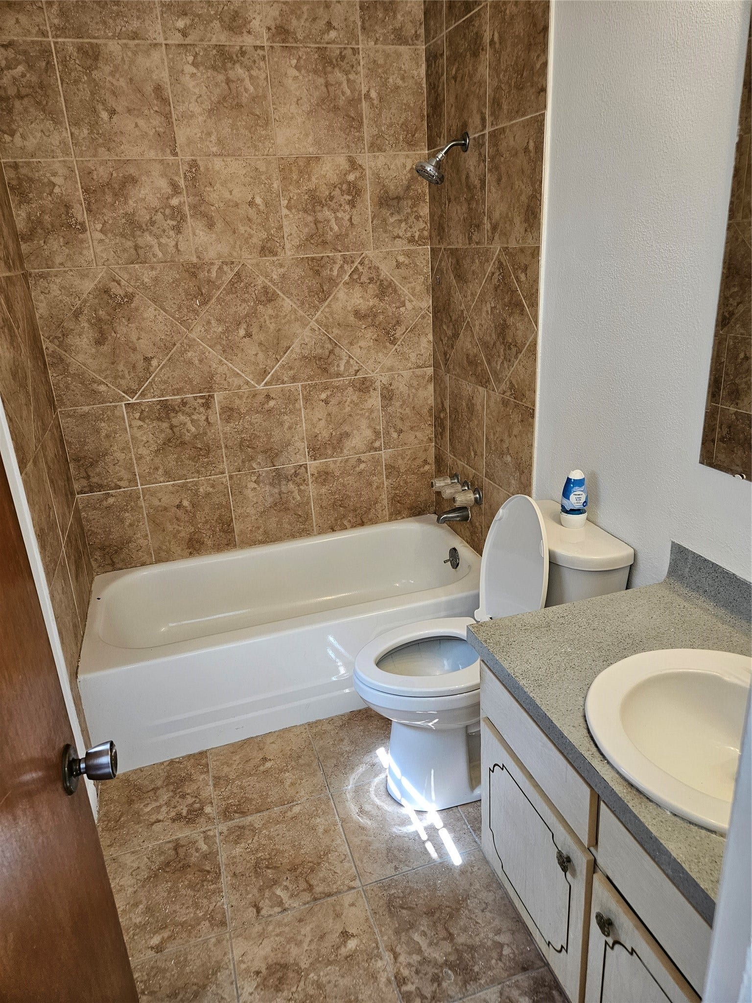 1335 Peach Spring Drive, Houston, TX 77088 2nd Bathroom