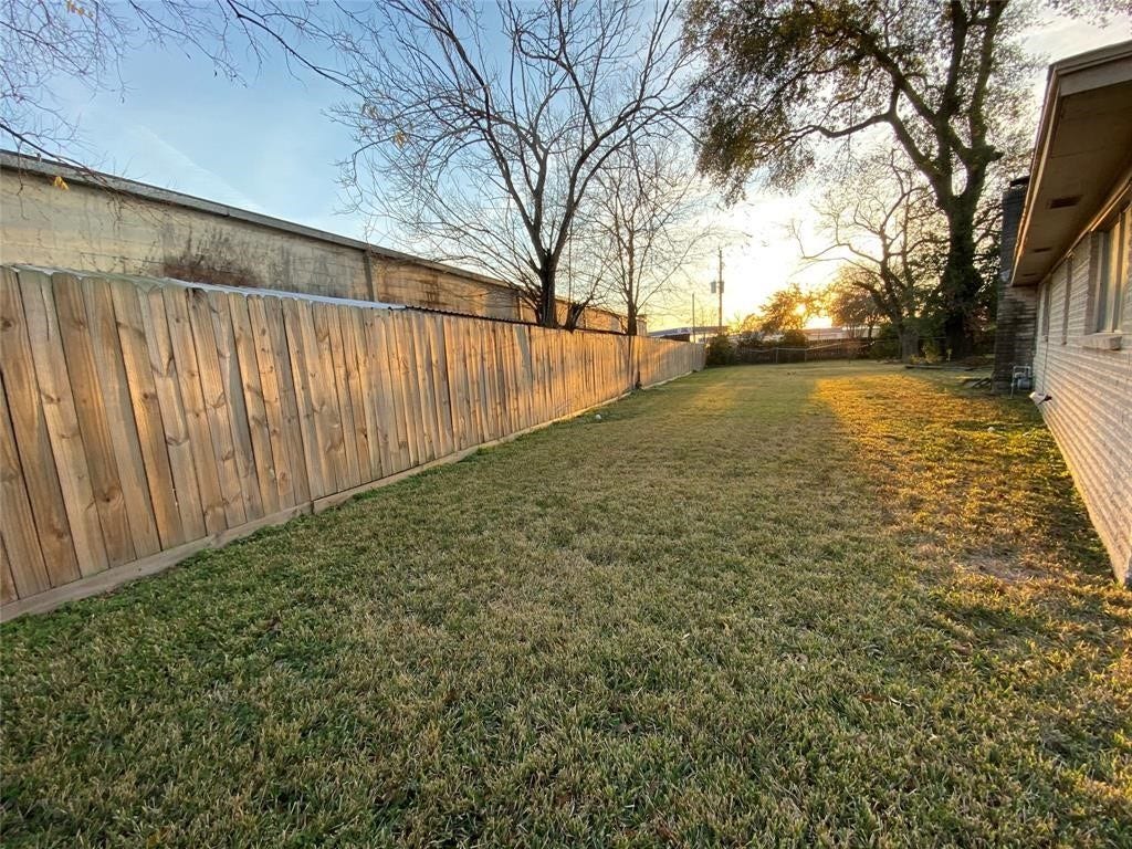 1335 Peach Spring Drive, Houston, TX 77088 Backyard