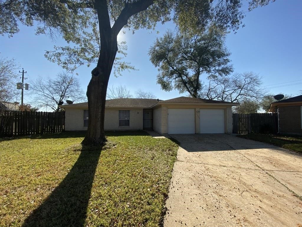 1335 Peach Spring Drive, Houston, TX 77088 Front yard