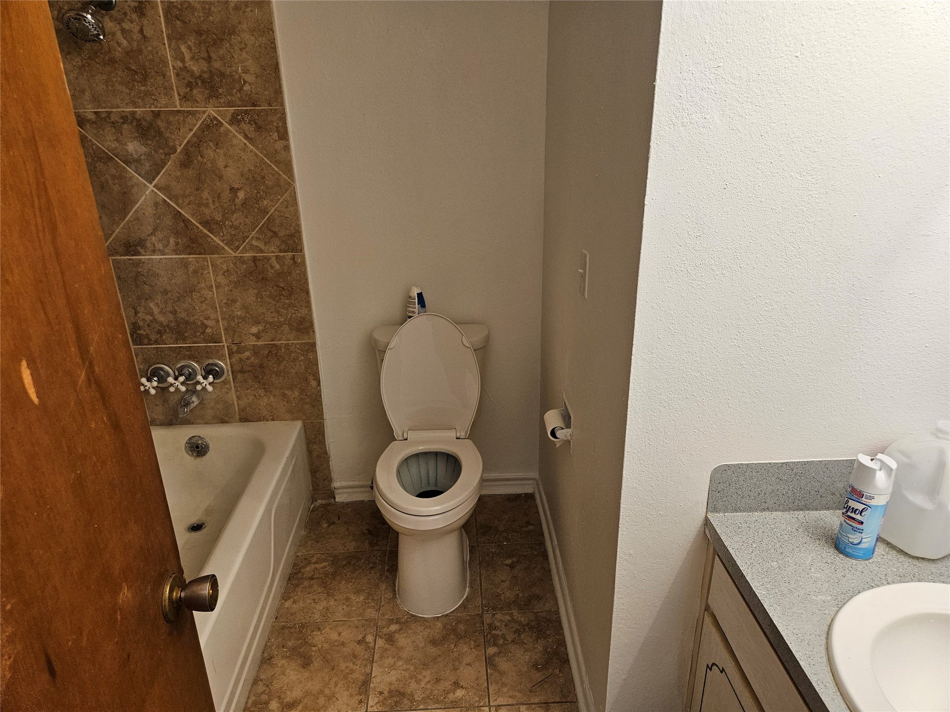 1335 Peach Spring Drive, Houston, TX 77088 1st Bathroom