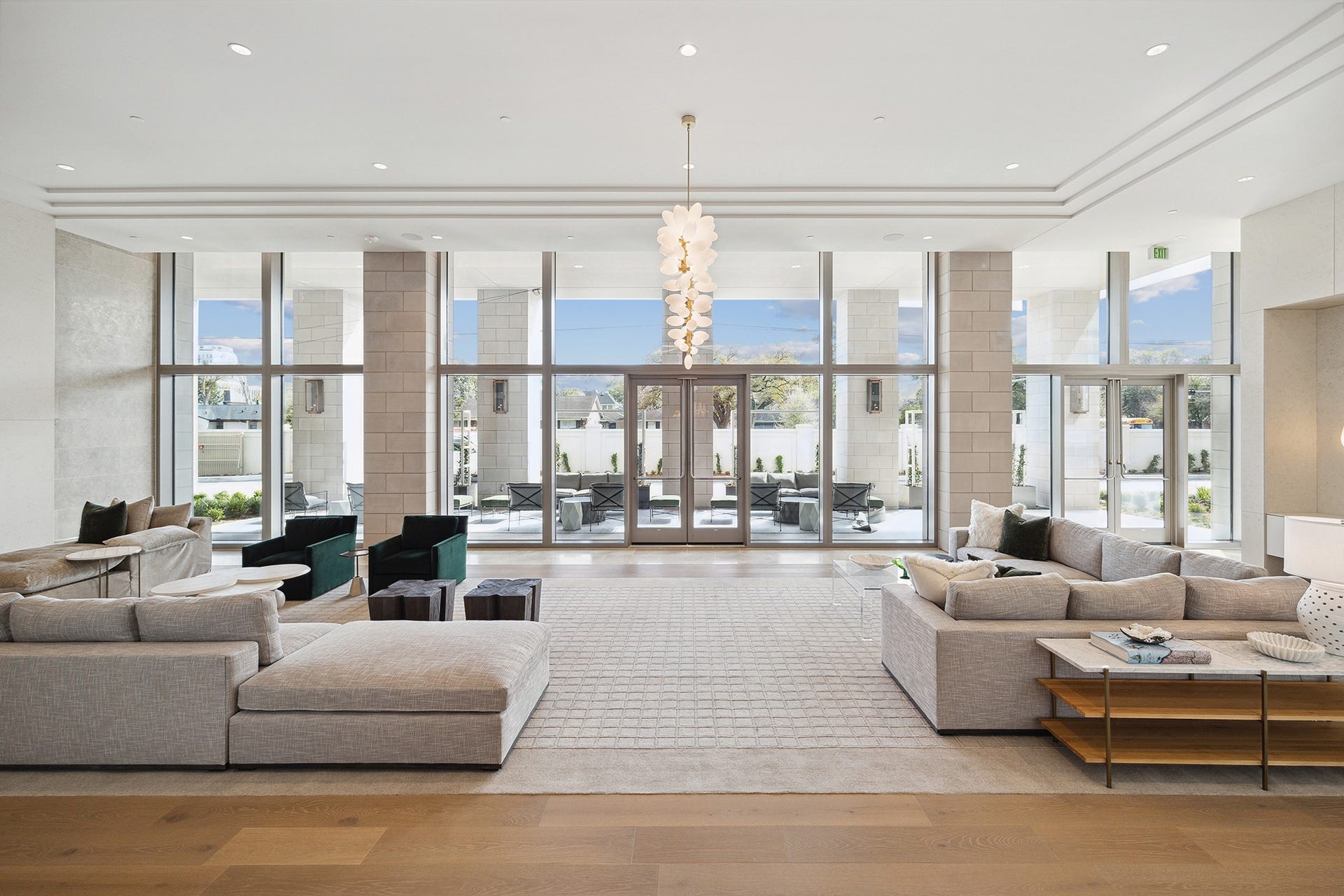 5656 San Felipe Street, #606, Houston, TX 77056 Past the concierge desk, the lobby lounge is perfect for greeting guests, reading a good book or enjoying easy access to the lovely landscaped terrace.