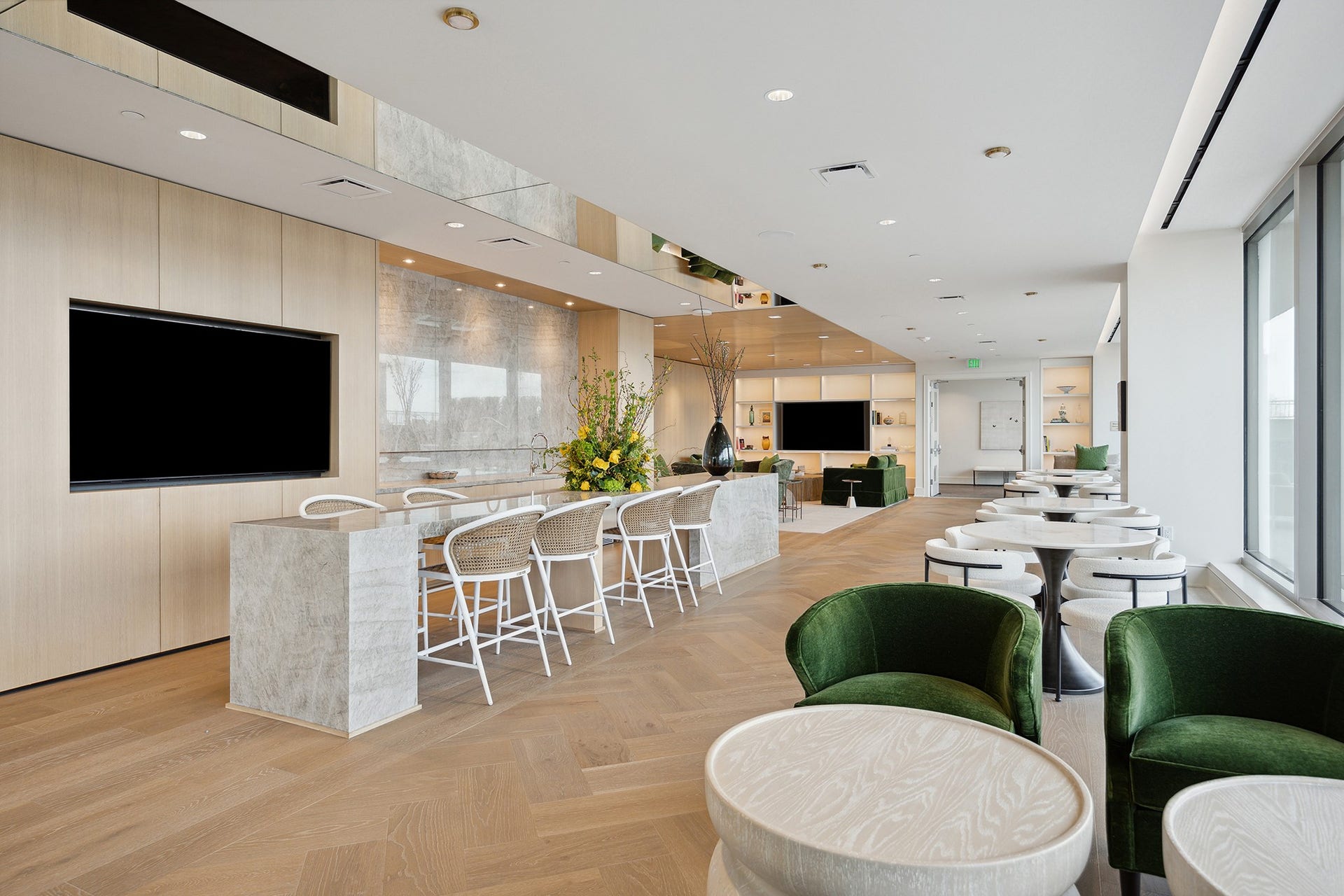 5656 San Felipe Street, #606, Houston, TX 77056 Enjoy the convenience of a catering kitchen and waterfall serving counter. Flat-screen televisions make it easy to catch the big game or your favorite movie in the fifth-floor lounge.