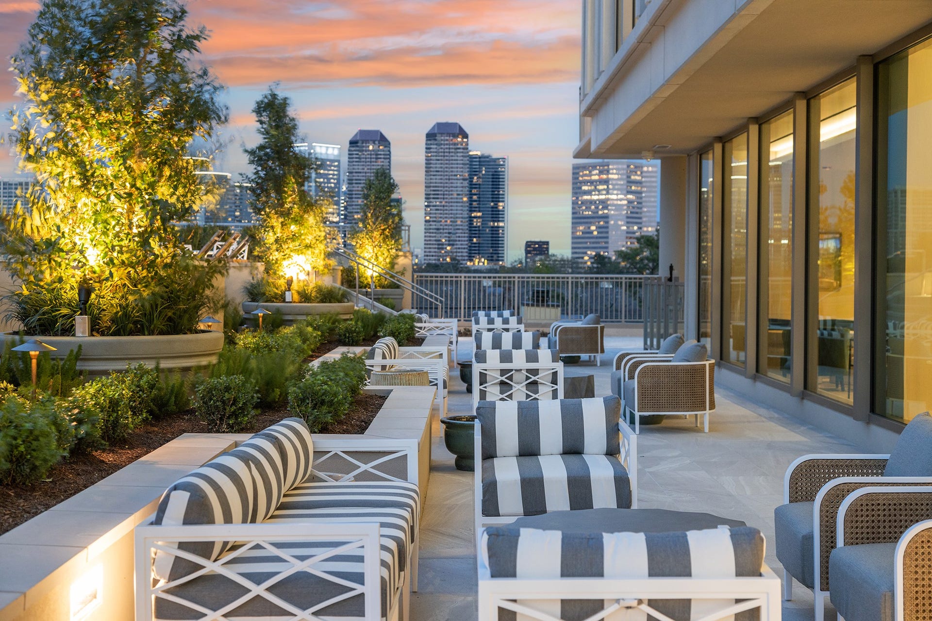 5656 San Felipe Street, #606, Houston, TX 77056 Outdoor seating flanked by manicured landscaping welcomes you to take in dramatic views from Post Oak high-rises to dazzling sunsets.