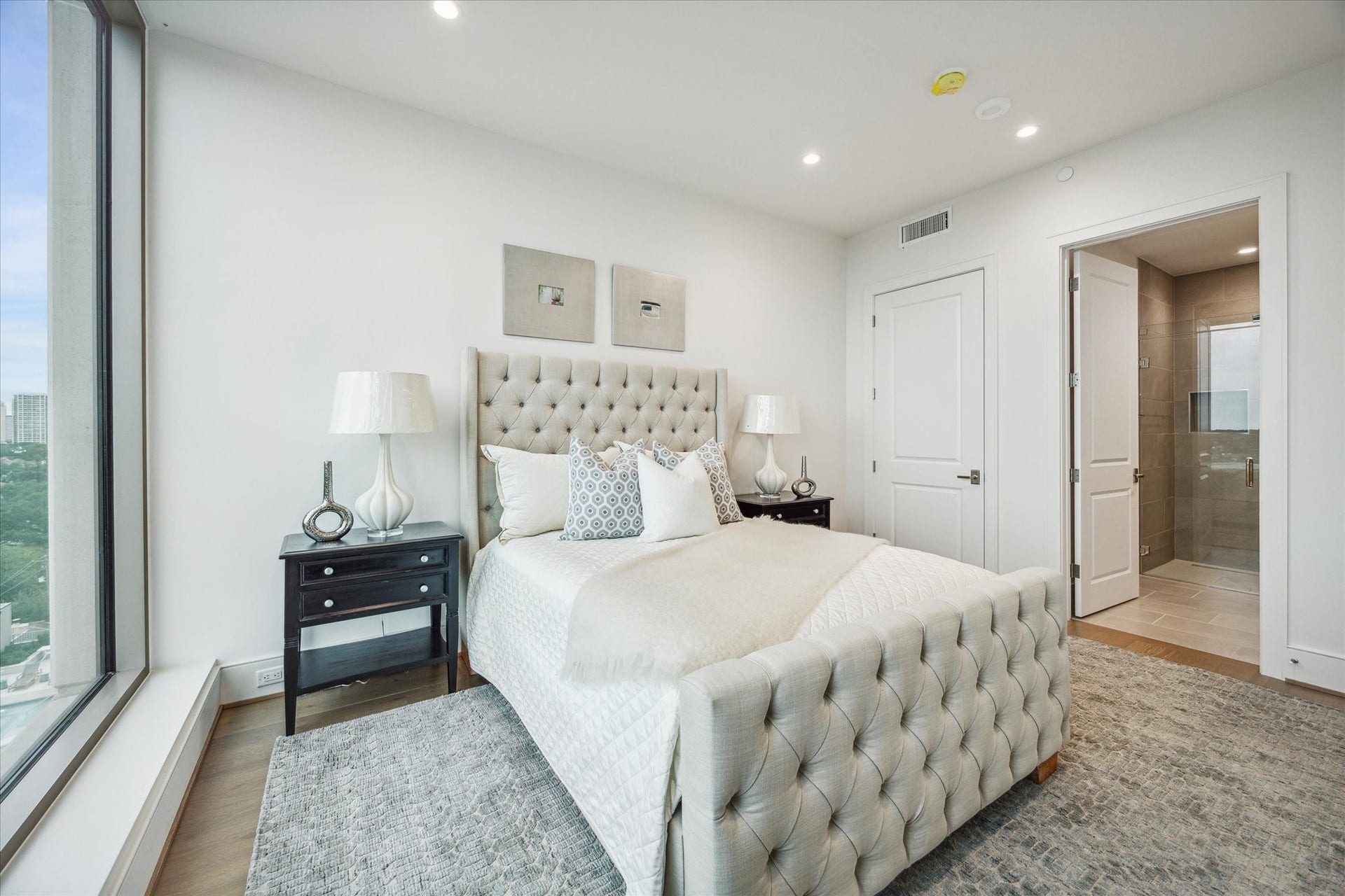 5656 San Felipe Street, #606, Houston, TX 77056 En-suite guest bedroom.
Photos are of a similar unit with the same floor plan