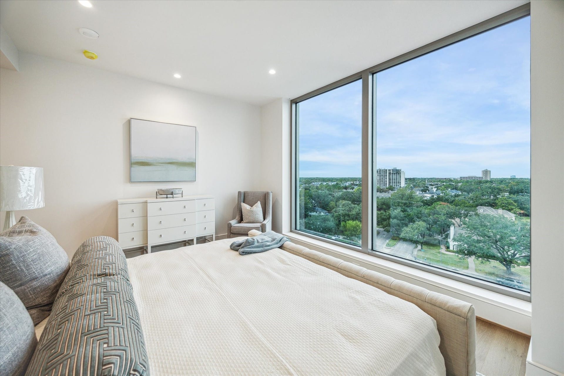 5656 San Felipe Street, #606, Houston, TX 77056 Wake up each morning to this spectacular city skyline Northern views in the primary bedroom retreat. Photos are of a similar unit with the same floor plan