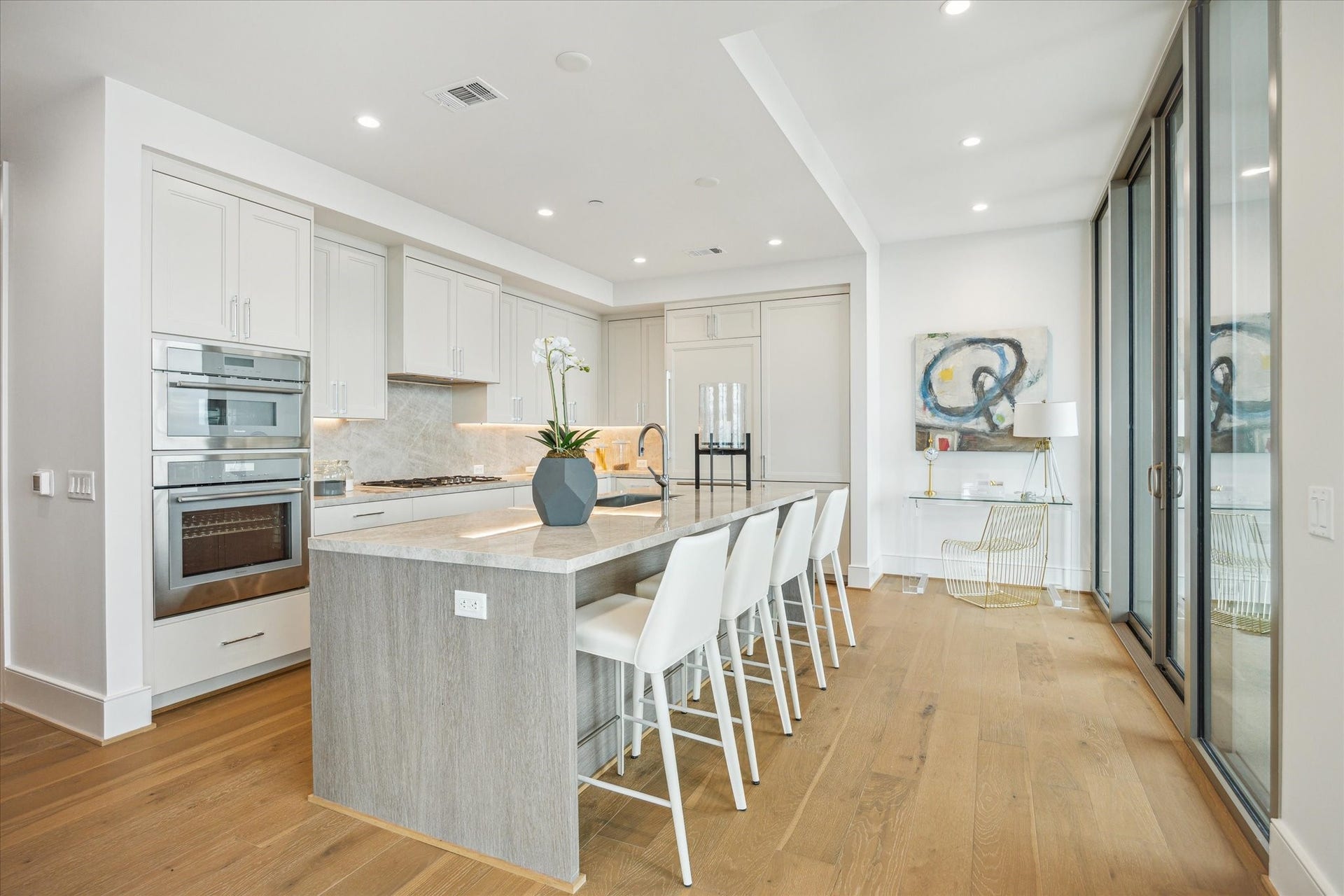 5656 San Felipe Street, #606, Houston, TX 77056 Stunning chefs kitchen with elegant modern design and custom -built soft-closing cabinetry and drawers. Photos are of a similar unit with the same floor plan