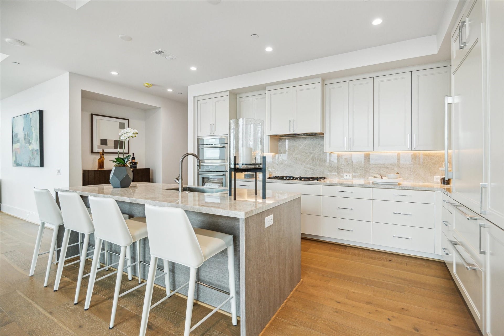 5656 San Felipe Street, #606, Houston, TX 77056 Center island features a built-in sink, and breakfast bar seating. Photos are of a similar unit with the same floor plan