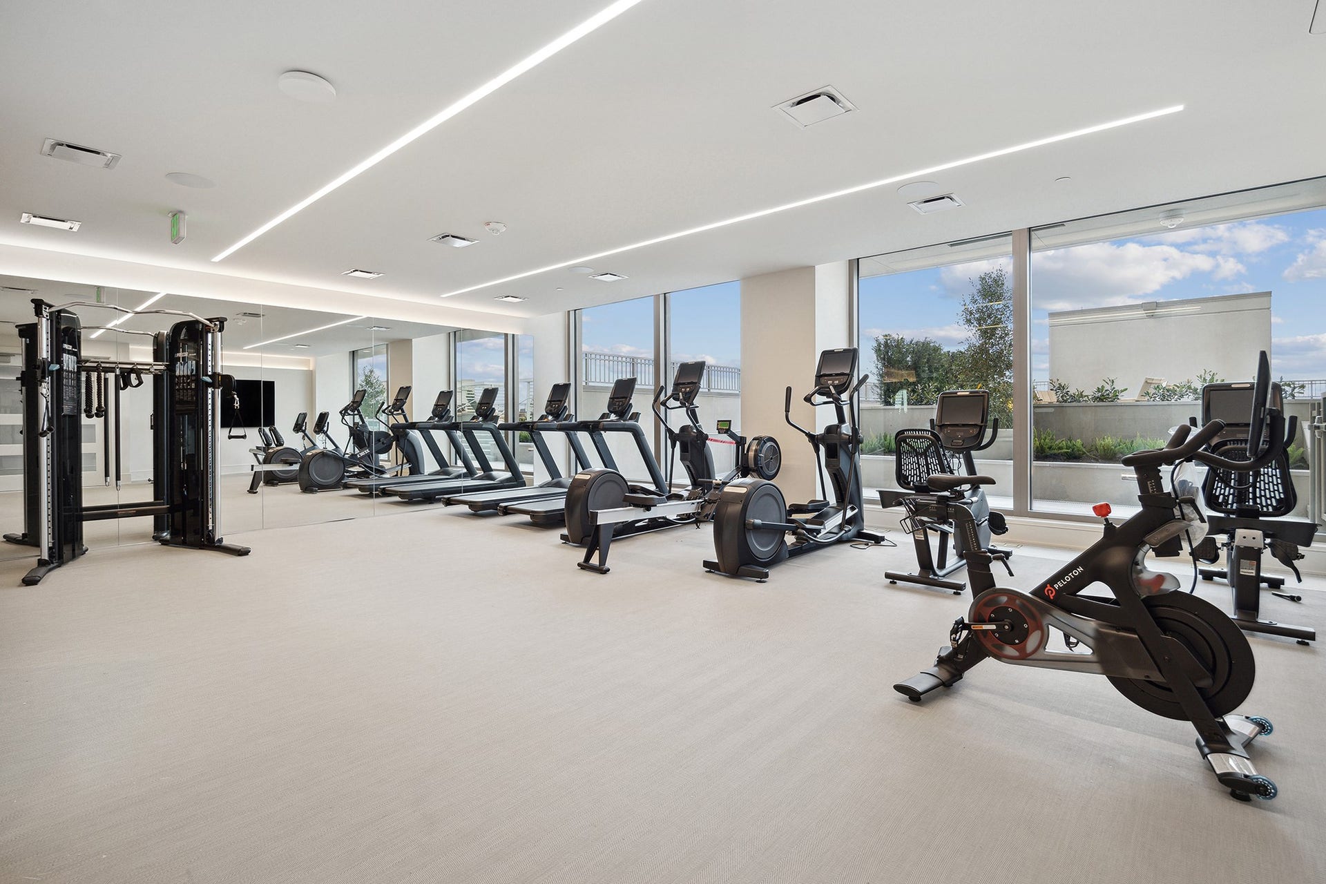 5656 San Felipe Street, #606, Houston, TX 77056 Exceed your fitness goals in the state-of-the-art fitness center overlooking the pool deck.