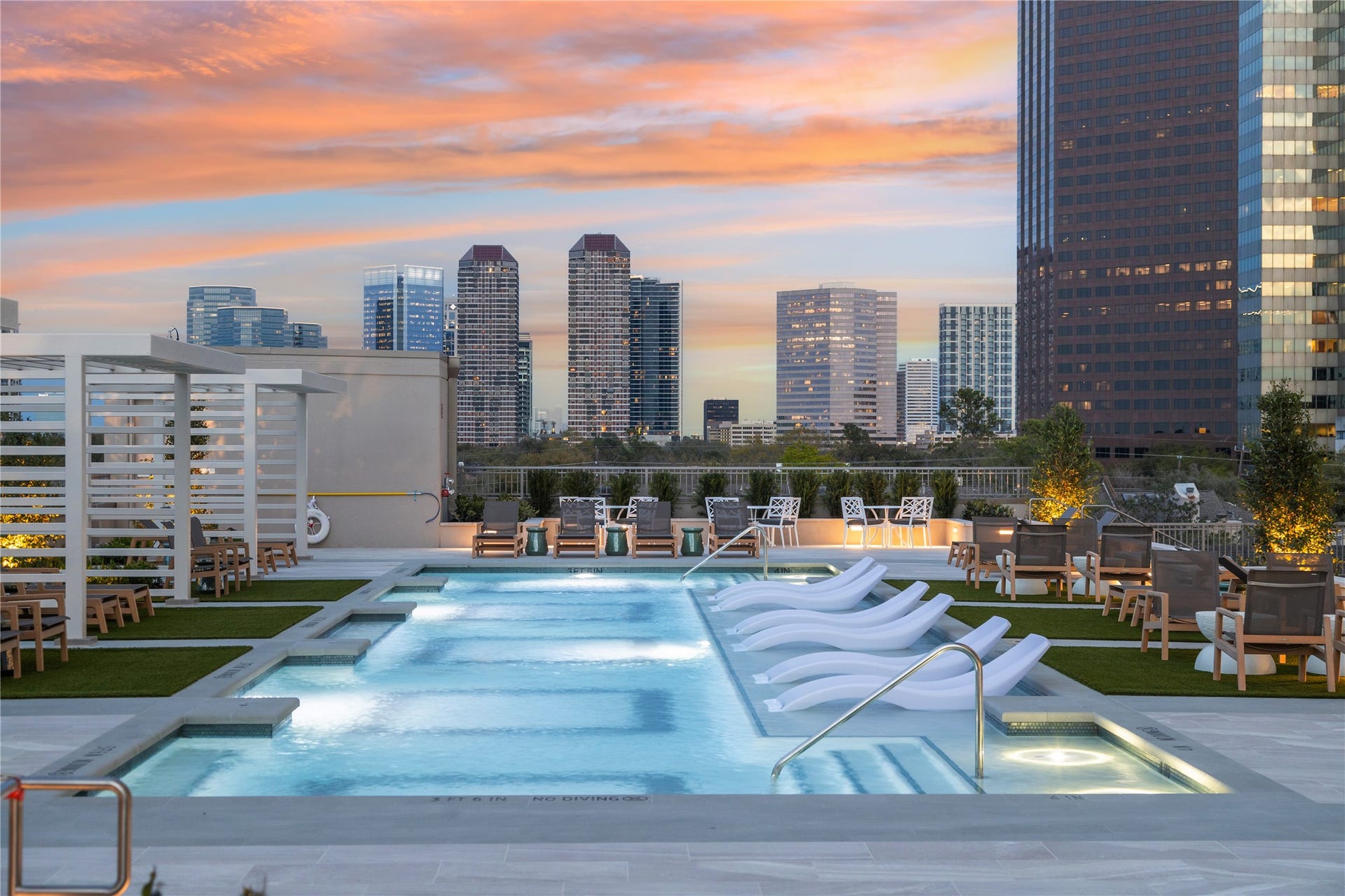 5656 San Felipe Street, #606, Houston, TX 77056 The 67-foot swimming pool is the ideal escape on hot summer days.