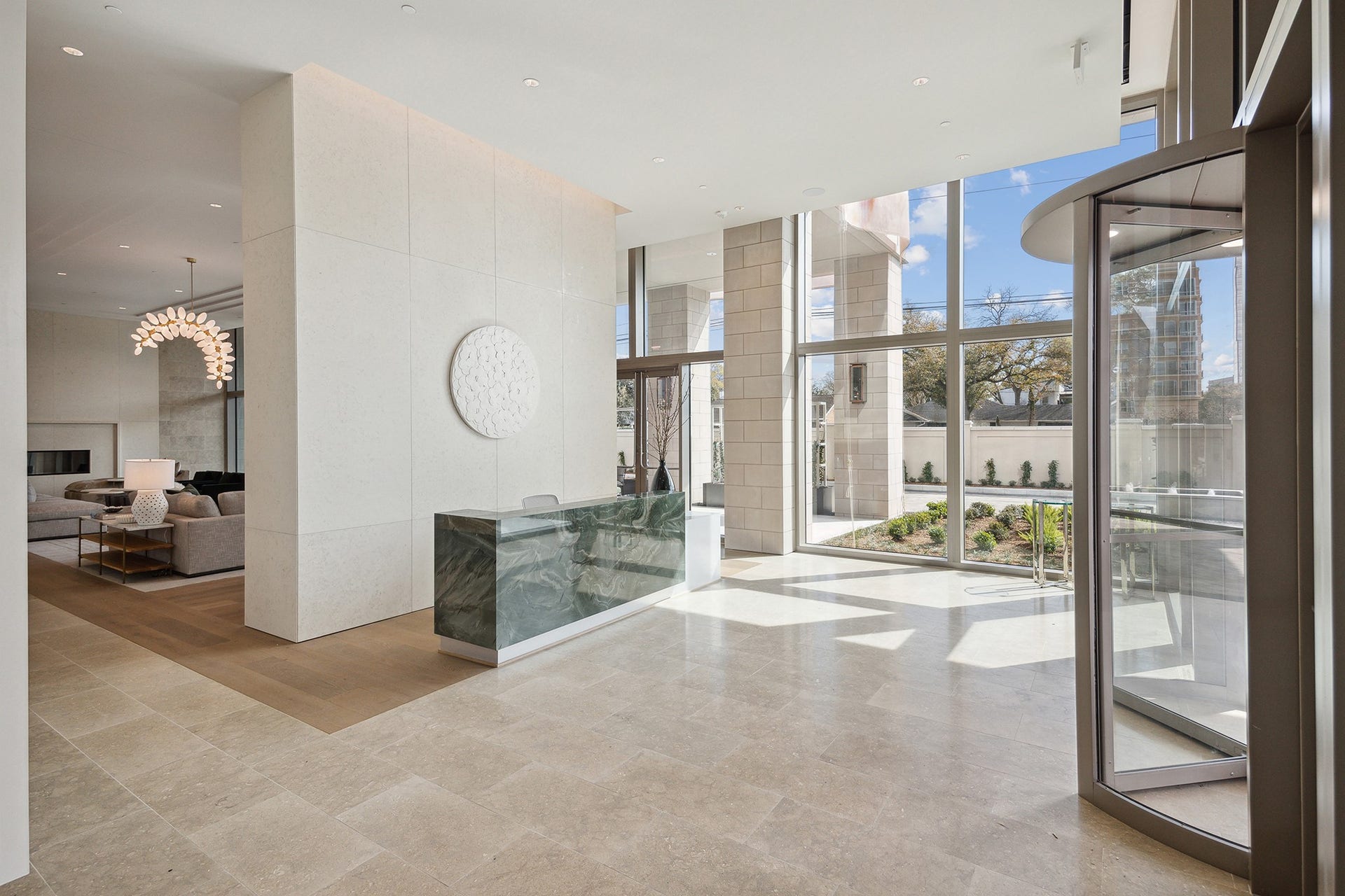 5656 San Felipe Street, #606, Houston, TX 77056 Everyday life is effortless at THE HAWTHORNE, thanks to 24-hour concierge service, on-site resident management, valet parking and porters.