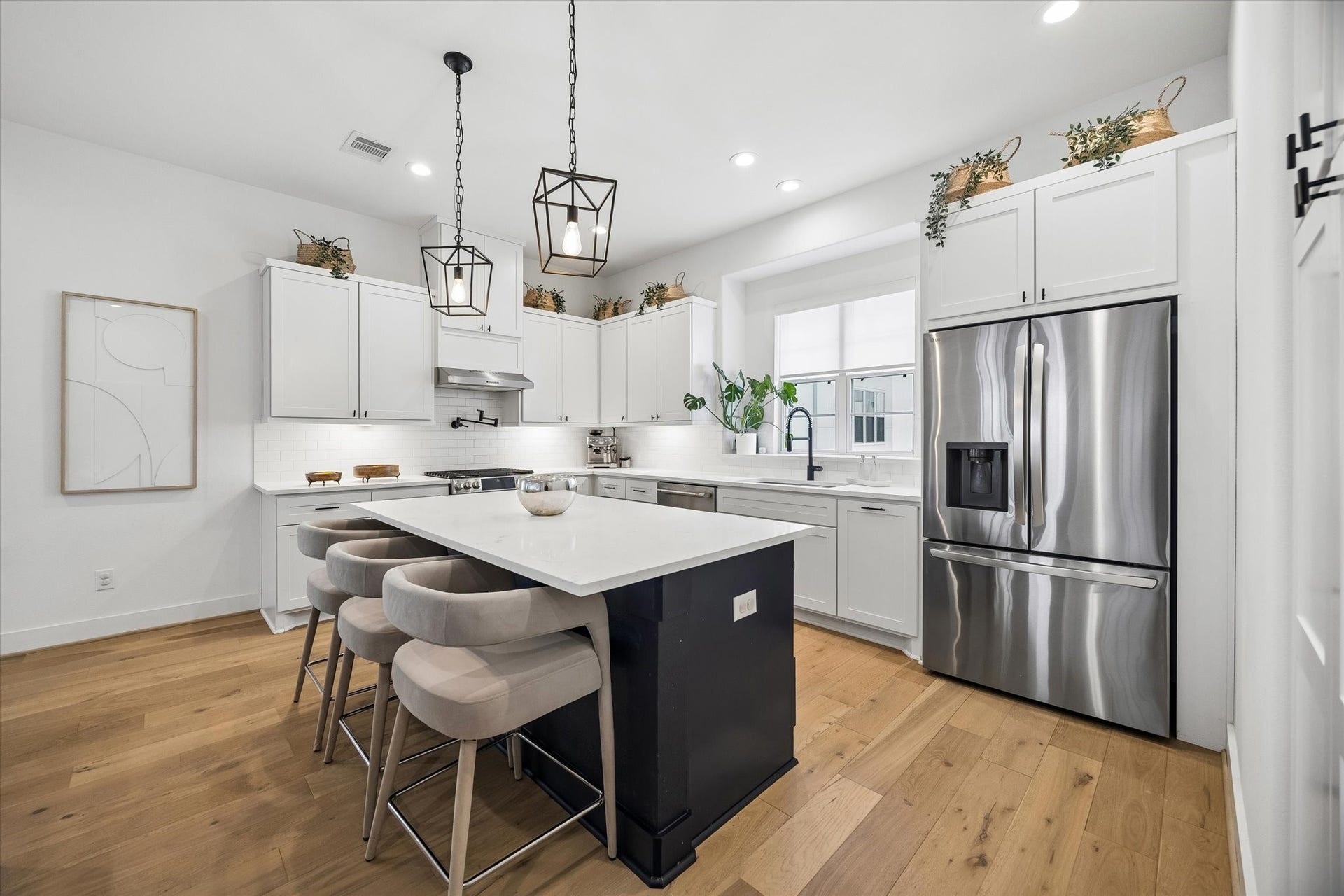 956 Dunleigh Meadows Lane, Houston, TX 77055 Custom cabinetry, generous prep space, and a large center island create the perfect setting for cooking and gathering with family and friends.