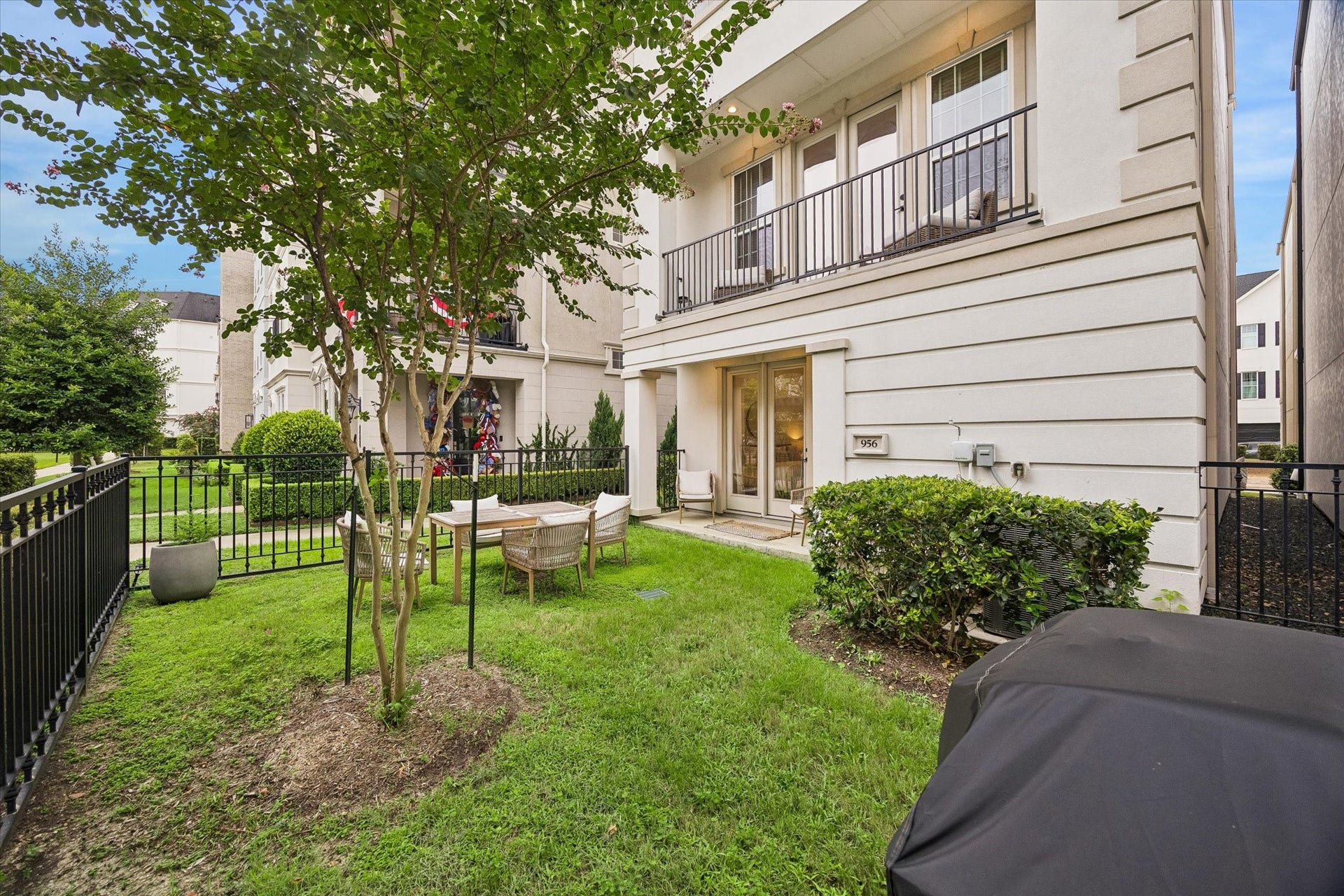 956 Dunleigh Meadows Lane, Houston, TX 77055 A rare opportunity to experience elegant urban living with the comfort of a private neighborhood setting.