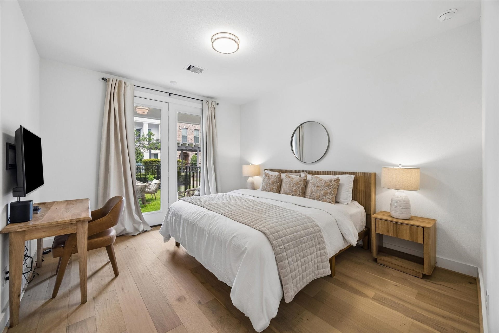 956 Dunleigh Meadows Lane, Houston, TX 77055 A private first-floor guest suite provides flexibility for visitors, multigenerational living, or a dedicated home office.