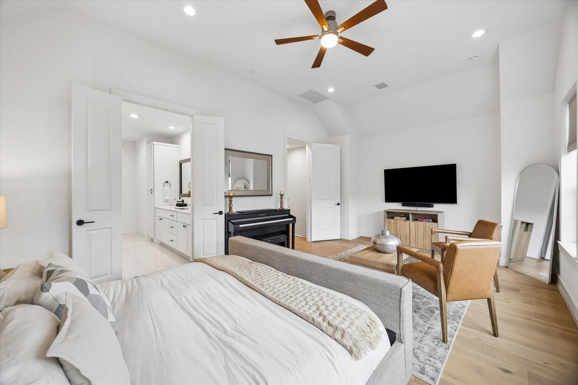 956 Dunleigh Meadows Lane, Houston, TX 77055 The luxurious primary retreat occupies the upper level, providing privacy, comfort, and generous proportions.