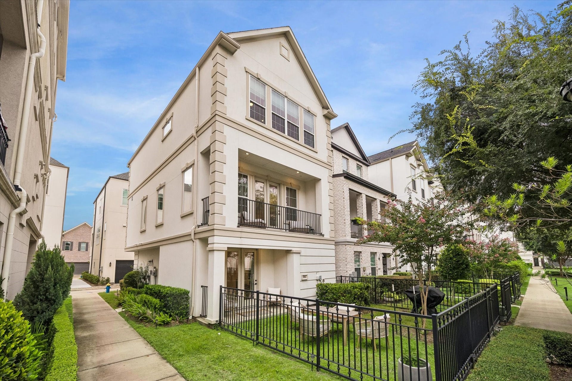 956 Dunleigh Meadows Lane, Houston, TX 77055 Welcome home to 956 Dunleigh Meadows, where contemporary architecture, elegant finishes, and meticulously manicured landscaping combine to create exceptional curb appeal from the moment you arrive.