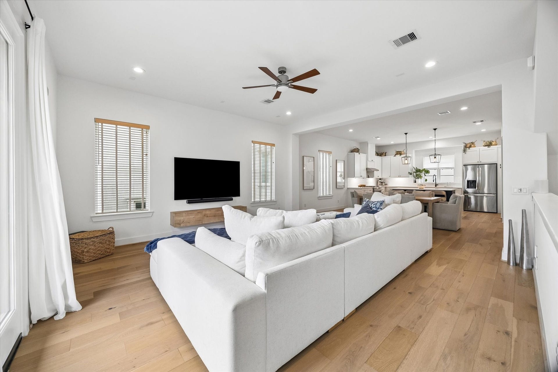 956 Dunleigh Meadows Lane, Houston, TX 77055 Designed for both entertaining and everyday living, the open-concept floor plan seamlessly connects the living, dining, and kitchen areas.