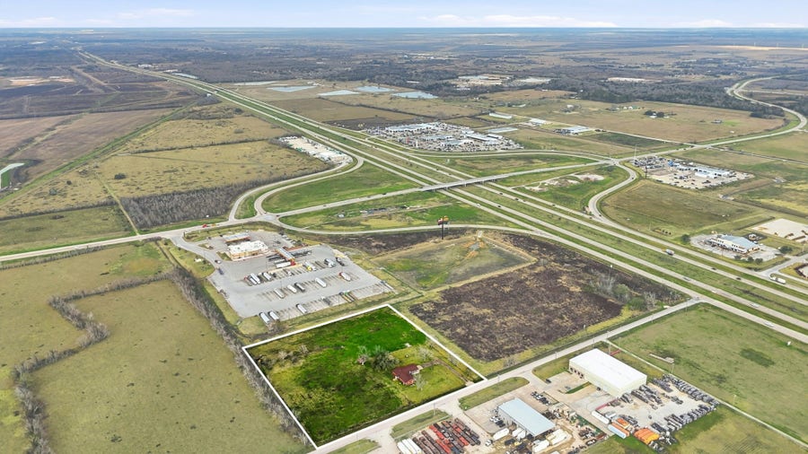 Property photo for 1839 W Henderson Rd, Angleton, TX