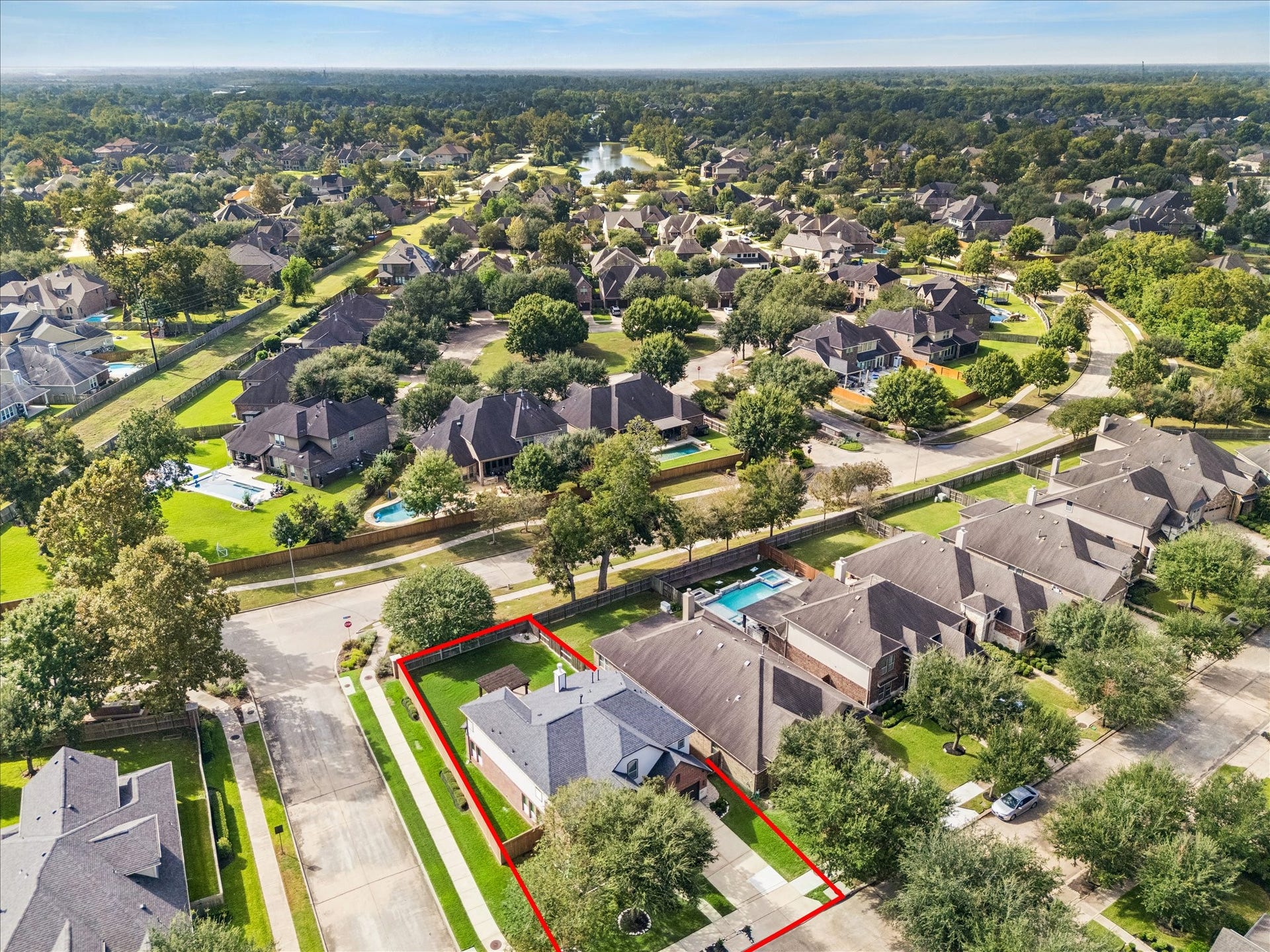 30 Glade Park Drive, Missouri City, TX 77459 A large corner lot on a peaceful double cul-de-sac street makes this a wonderful place to call home. With friendly neighbors, walkable streets, and Wishing Well Park and other amazing amenities nearby, it's easy to enjoy the outdoors and feel connected to the neighborhood.