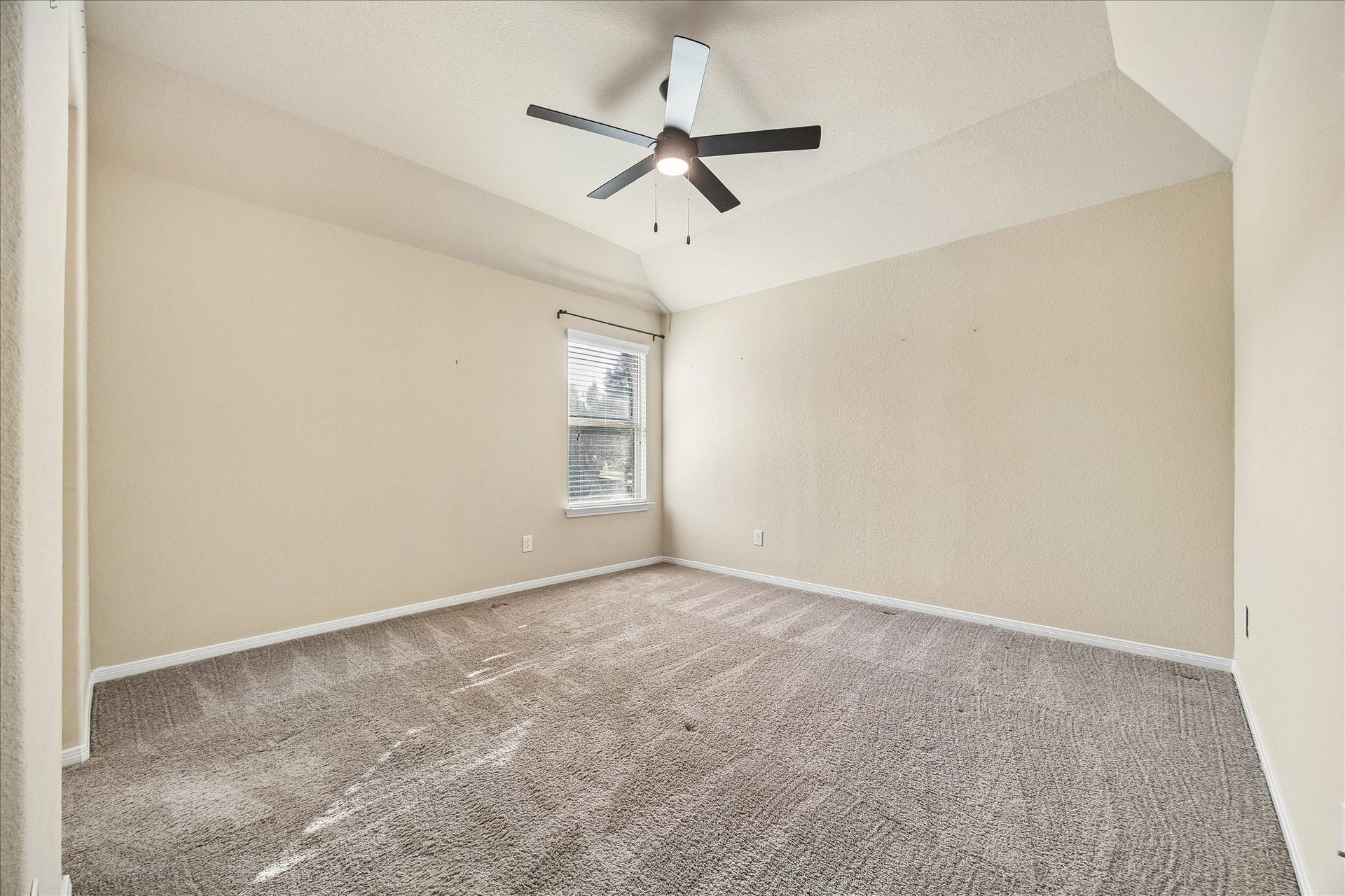 30 Glade Park Drive, Missouri City, TX 77459 There's plenty of room to settle in and feel right at home in this comfortable upstairs guest suite. Plush carpeting and a vaulted ceiling with a cooling fan creates a welcoming space, while the neutral finishes make it easy to add your own personal touch.