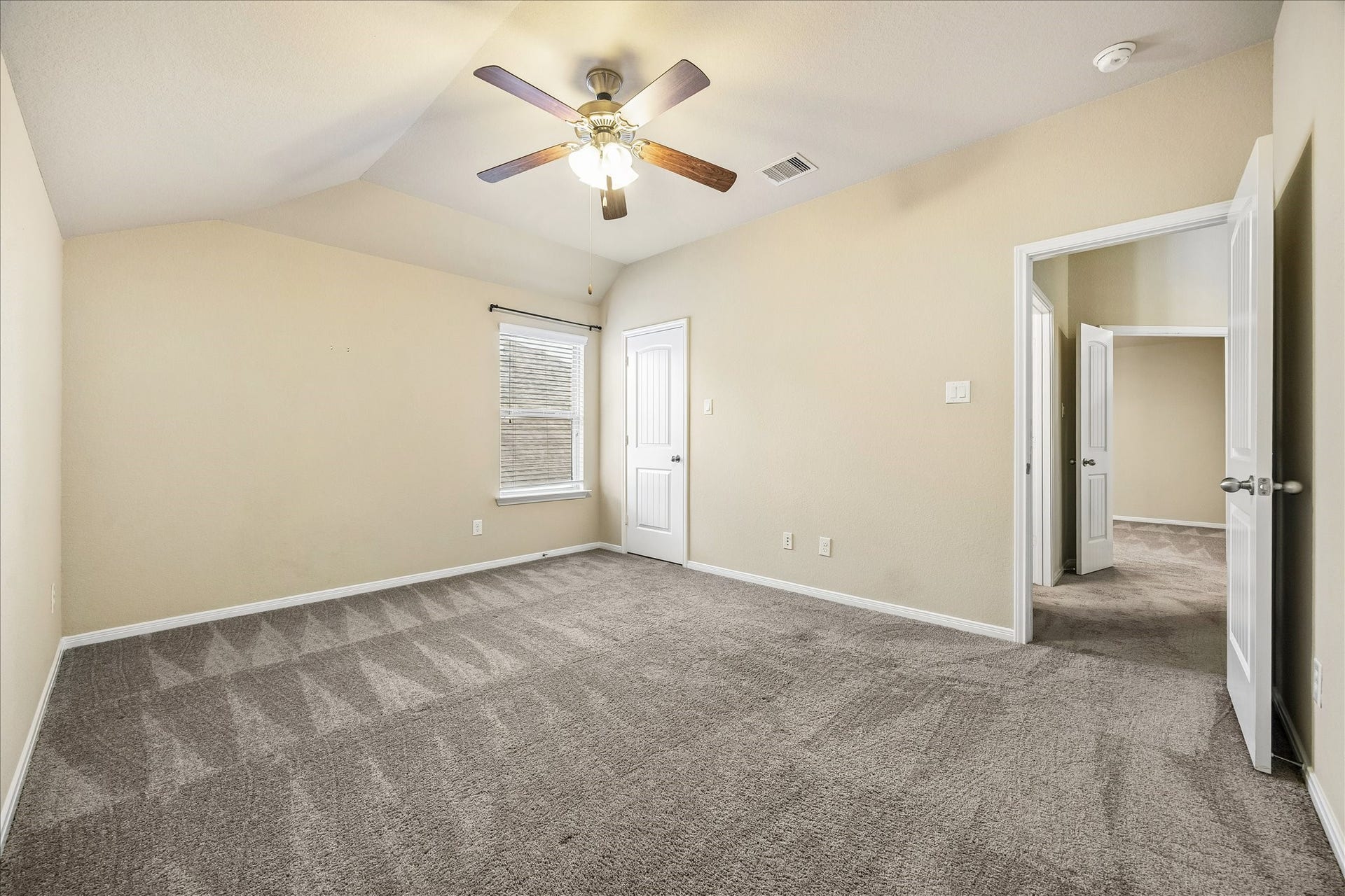 30 Glade Park Drive, Missouri City, TX 77459 Everyone deserves a comfortable place to unwind at the end of the day. All three upstairs guest suites offer plush carpeting, ceiling fans, walk-in closets, and direct access to a full bathroom, giving family and guests a welcoming space of their own.