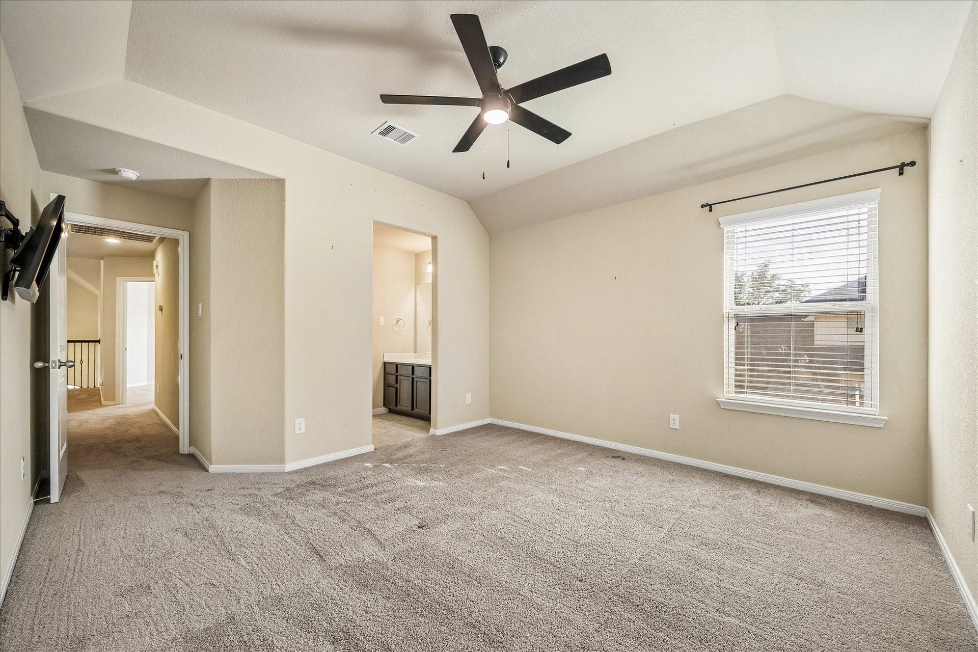 30 Glade Park Drive, Missouri City, TX 77459 Everyone will appreciate having a little space of their own in this roomy guest suite. A walk-in closet offers plenty of storage, while access to a shared Hollywood bathroom makes everyday routines easy.