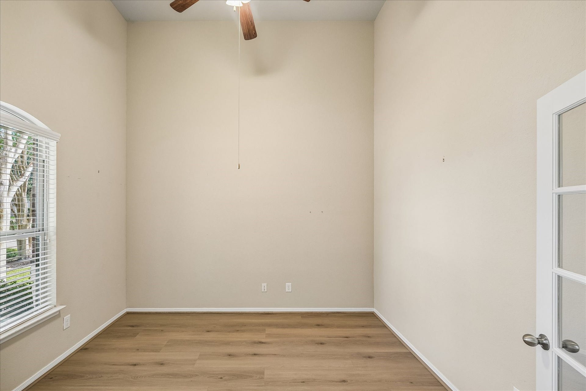 30 Glade Park Drive, Missouri City, TX 77459 You're going to love the morning commute. This private study features updated wood-look laminate flooring, a cooling fan, and lovely front yard views.