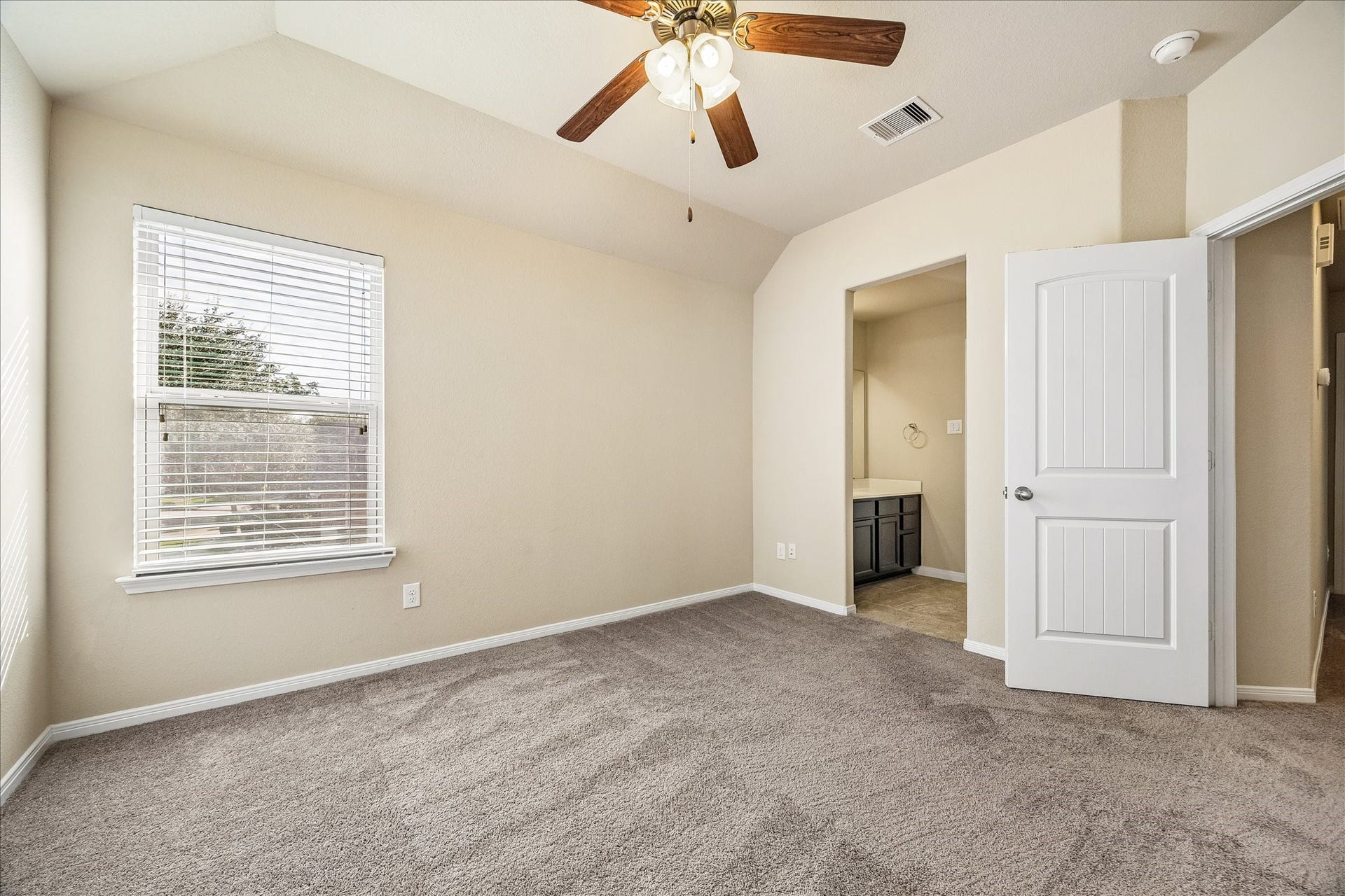 30 Glade Park Drive, Missouri City, TX 77459 This spacious guest suite has the little extras that make everyday living more comfortable. A walk-in closet keeps the wardrobe organized, while a private vanity area in the shared Hollywood bath gives everyone a little breathing room during the morning rush.