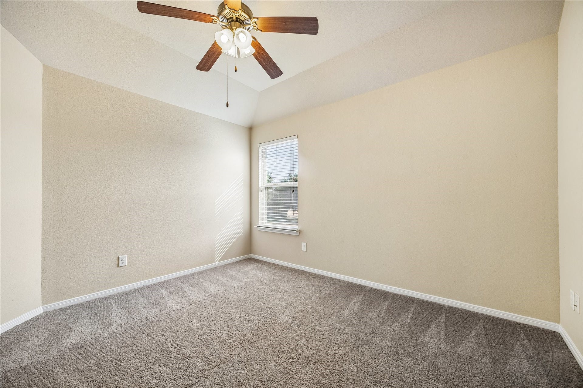 30 Glade Park Drive, Missouri City, TX 77459 Whether it's a good night's sleep, catching up on a favorite book, or enjoying some downtime, this upstairs suite offers a welcoming space for them to call their own. With a walk-in closet and direct access to a shared Hollywood bath, it has the everyday conveniences that make life a little easier.