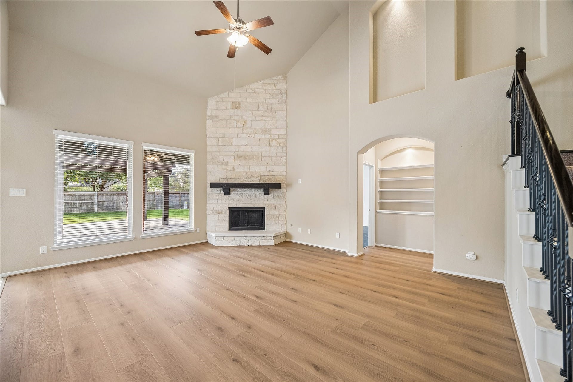 30 Glade Park Drive, Missouri City, TX 77459 Whether it's a lazy Saturday or a house full of friends, this family room is ready for whatever the day brings! The impressive stone fireplace adds warmth and character, while large windows bring in picture-perfect backyard views.