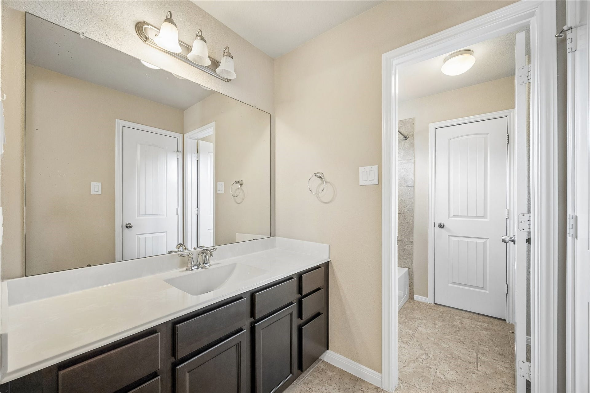 30 Glade Park Drive, Missouri City, TX 77459 Getting ready for the day is a little easier when everyone has their own space. This Hollywood bathroom connects two upstairs guest suites, giving each a private vanity with plenty of room for everyday essentials, while sharing a separate water closet with a toilet and tub/shower combination.