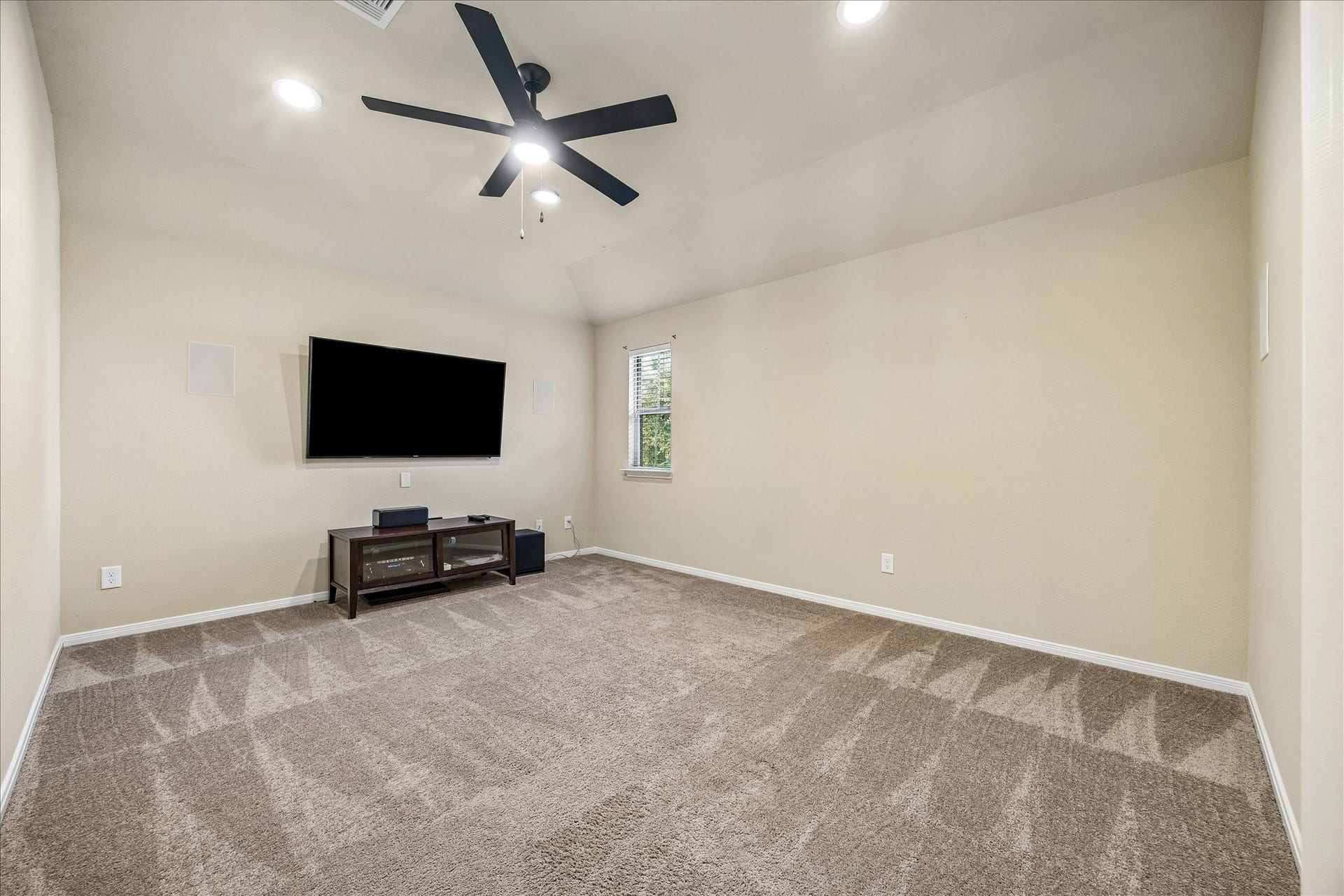 30 Glade Park Drive, Missouri City, TX 77459 Grab the popcorn and settle in for some serious entertainment. This upstairs media room is ready for movie marathons, binge-worthy series, and cheering on your favorite team. Get comfortable, dim the lights, and it's time for action!