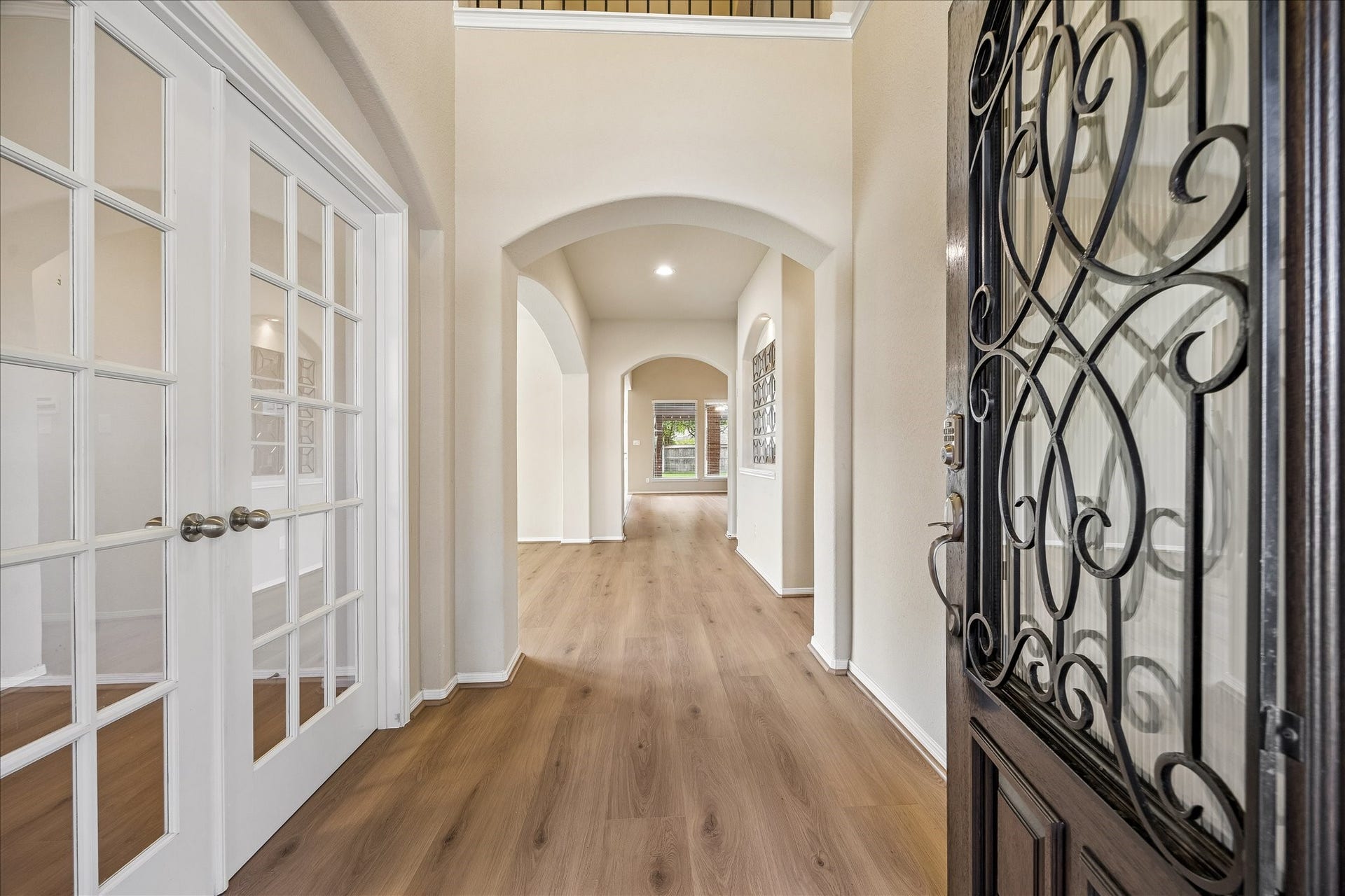 30 Glade Park Drive, Missouri City, TX 77459 Step inside and instantly feel right at home. Updated wood-look laminate flooring, neutral finishes and elegant arched openings create a bright, welcoming entry. French doors open to the private study, with formal dining to the left and a spacious family room directly ahead. And it's only the beginning.