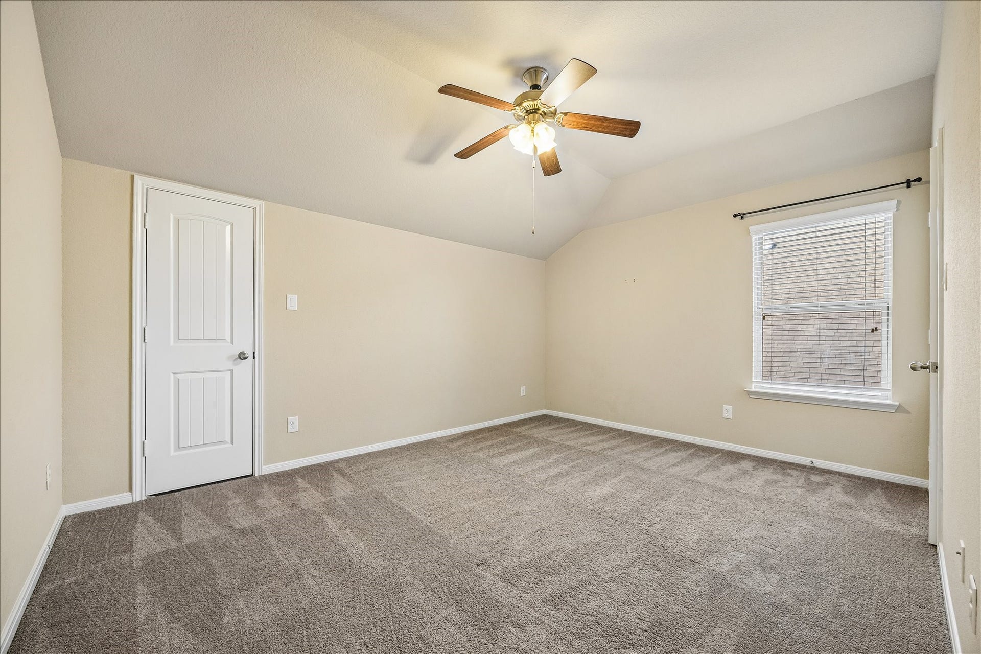 30 Glade Park Drive, Missouri City, TX 77459 With three guest suites upstairs, there's always room for family and friends to feel right at home. This spacious bedroom features soft neutral finishes, a vaulted ceiling with a cooling fan, a walk-in closet, and direct access to a full bathroom.