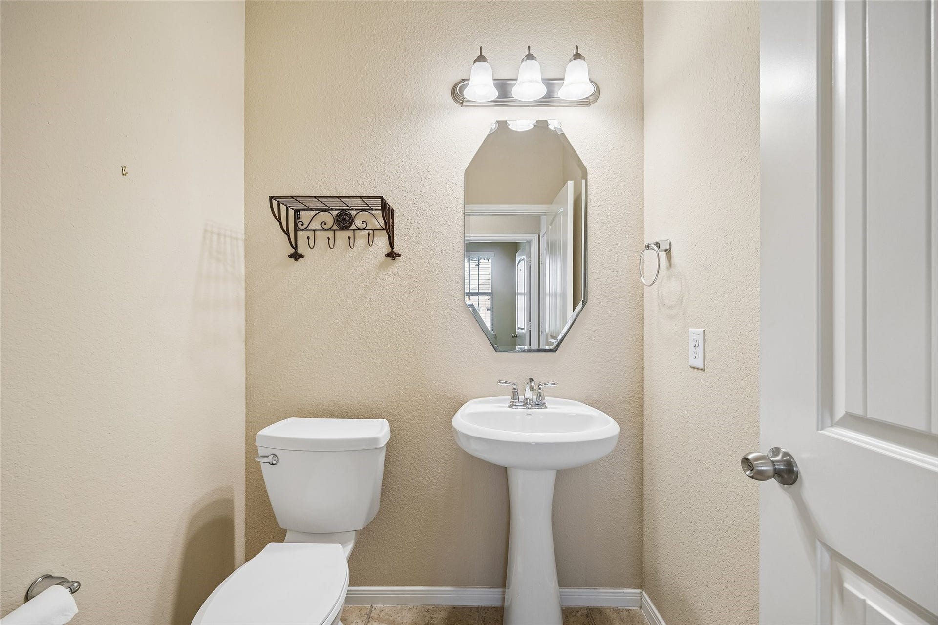 30 Glade Park Drive, Missouri City, TX 77459 The first floor powder bath is perfect for guests and daily use. A pedestal sink, decorative mirror, and stylish lighting give this handy little space a welcoming touch.
