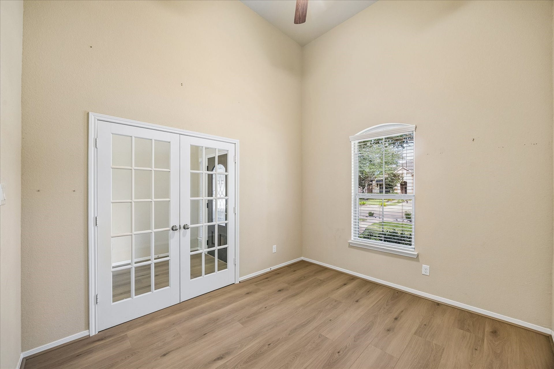 30 Glade Park Drive, Missouri City, TX 77459 When it's time to get a little work done, just close the French doors and enjoy your own quiet space. With updated wood-look laminate flooring and plenty of room to spread out, this study makes working from home a breeze!