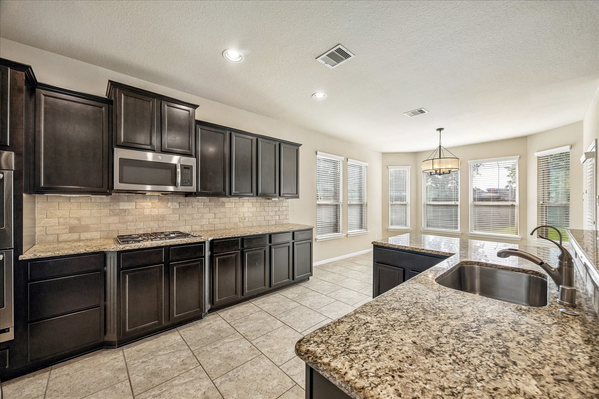 30 Glade Park Drive, Missouri City, TX 77459 Show off your culinary skills in this beautifully appointed kitchen with stainless steel appliances, granite counters, and room for the sous chef and cleanup crew. With a deep walk-in pantry, a butler's pantry, and an oversized island to prep and serve, it's got all the ingredients you need to whip up that old family favorite or try something new.