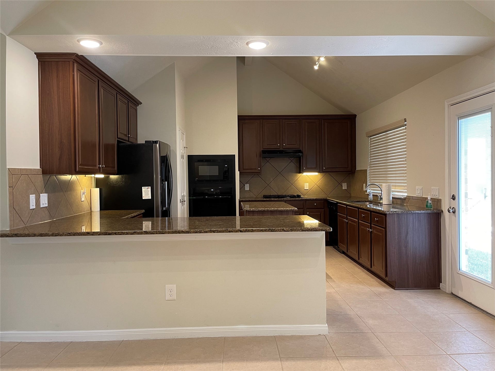 6535 Bastrop Trail, Manvel, TX 77578 View from Breakfast Area to Kitchen