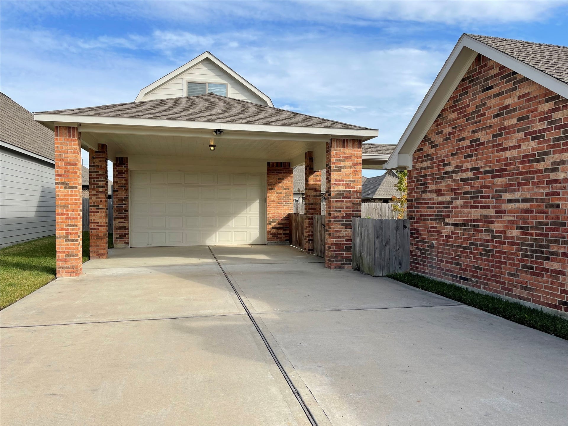6535 Bastrop Trail, Manvel, TX 77578 Covered 2 car garage with Porte-Cochere