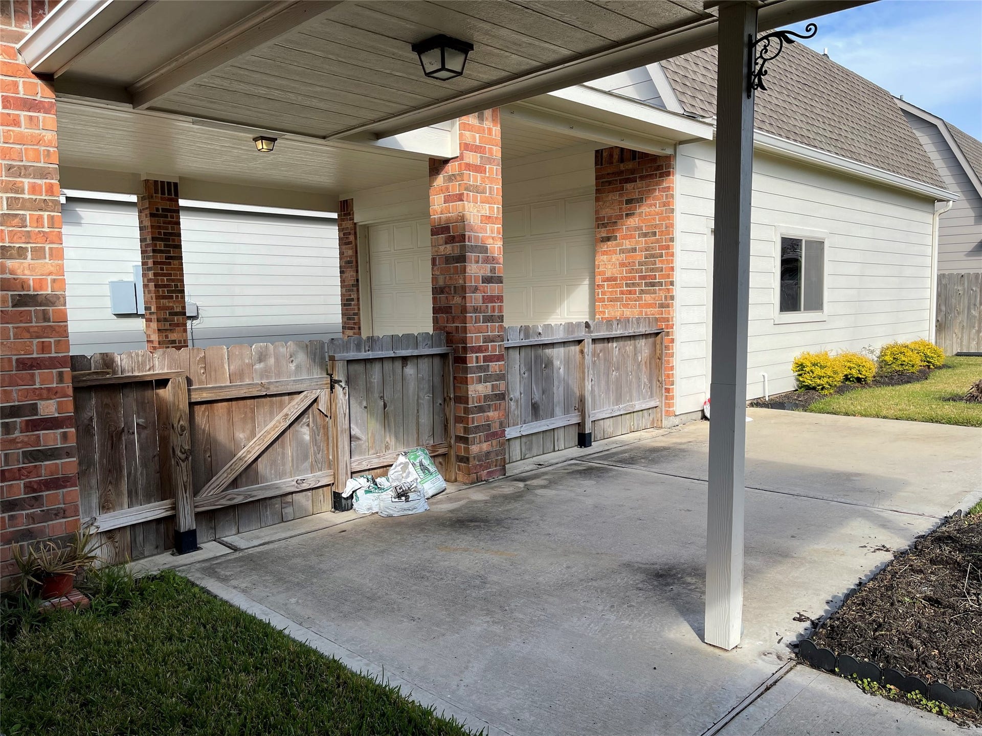 6535 Bastrop Trail, Manvel, TX 77578 Back patio/porch area