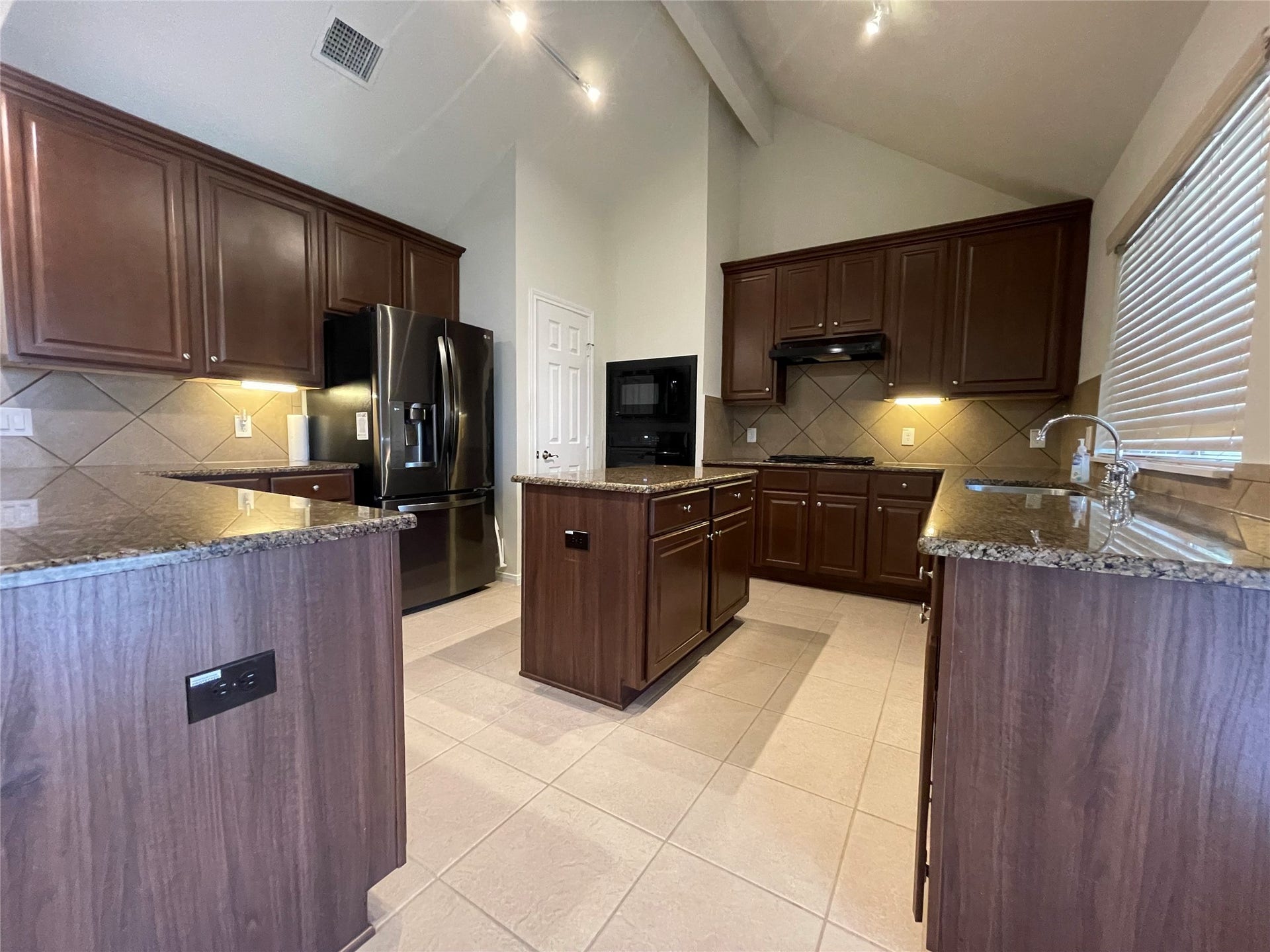 6535 Bastrop Trail, Manvel, TX 77578 Spacious Kitchen with island and Breakfast bar