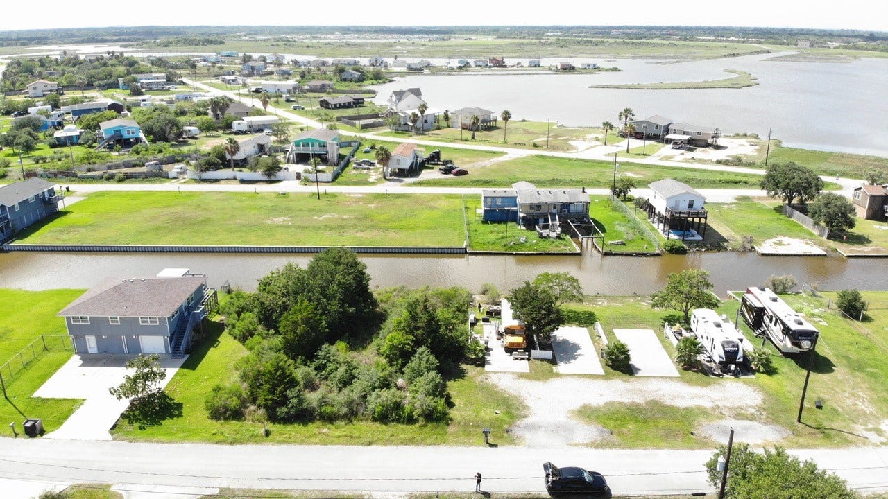 O Schlitz, Hitchcock, TX 77563 Serene and picturesque setting ideal for water enthusiasts.