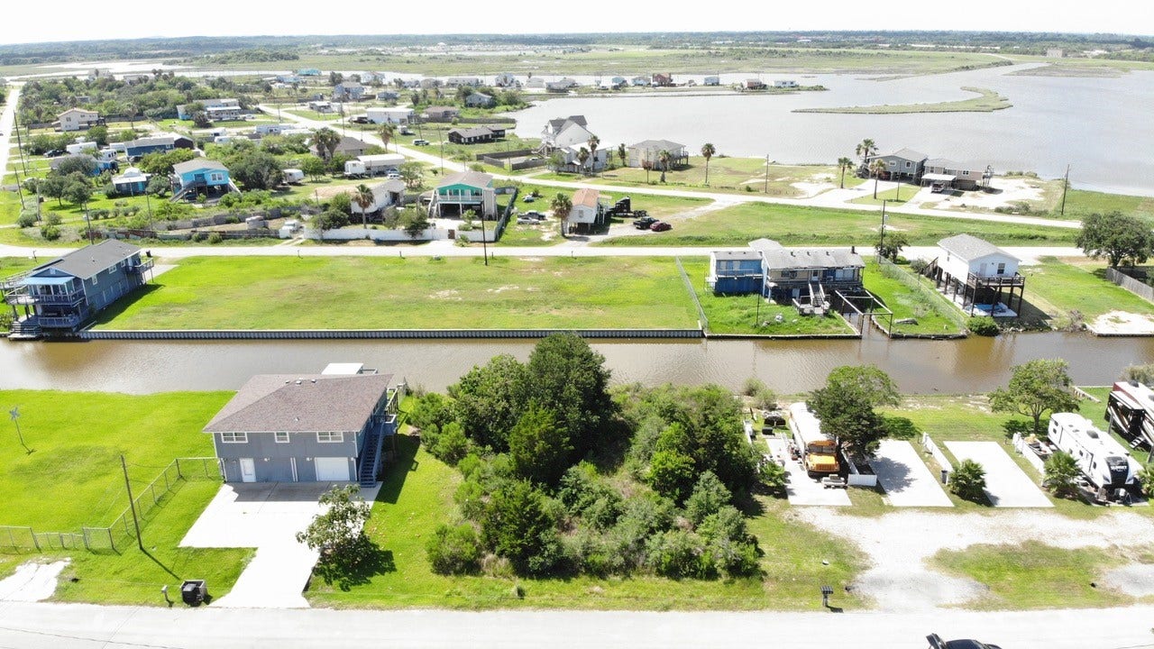 O Schlitz, Hitchcock, TX 77563 Ideal for those seeking a serene, water-adjacent lifestyle.