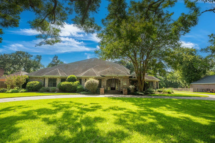 Property photo for 114 Rosewood Street, Lake Jackson, TX