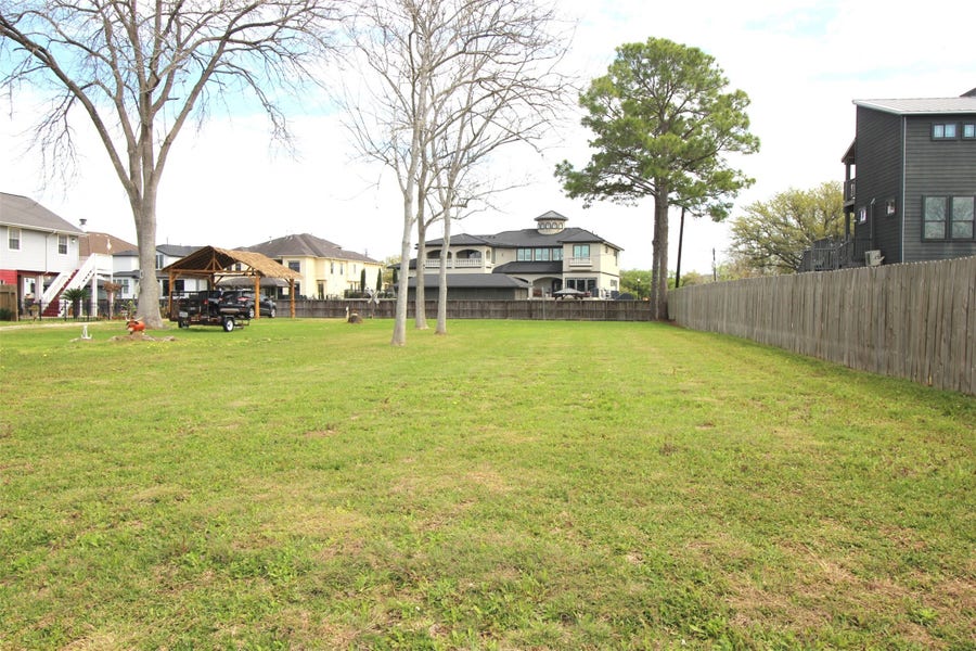Property photo for 413 Lakeside Drive, League City, TX