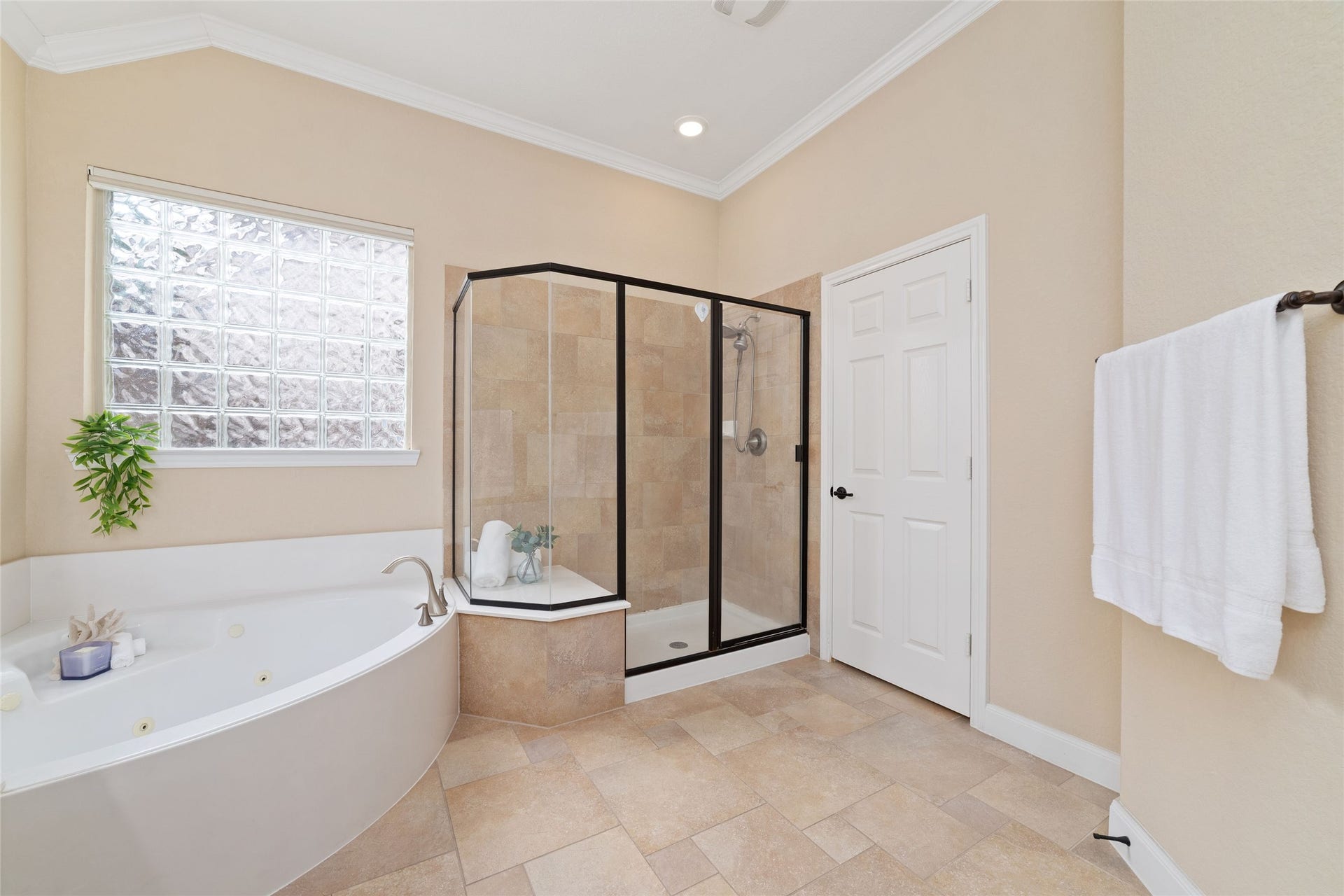 9234 E Canyon Lake Springs Drive, Cypress, TX 77433 Soak your stresses away or shower them off your choice.