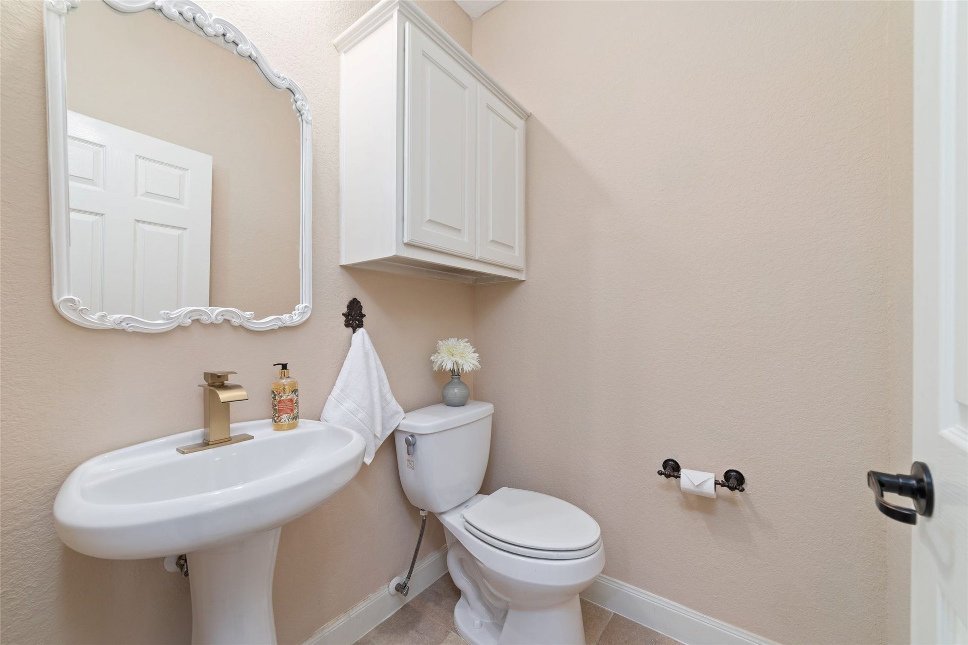 9234 E Canyon Lake Springs Drive, Cypress, TX 77433 Half bath off the living room perfect for guests.