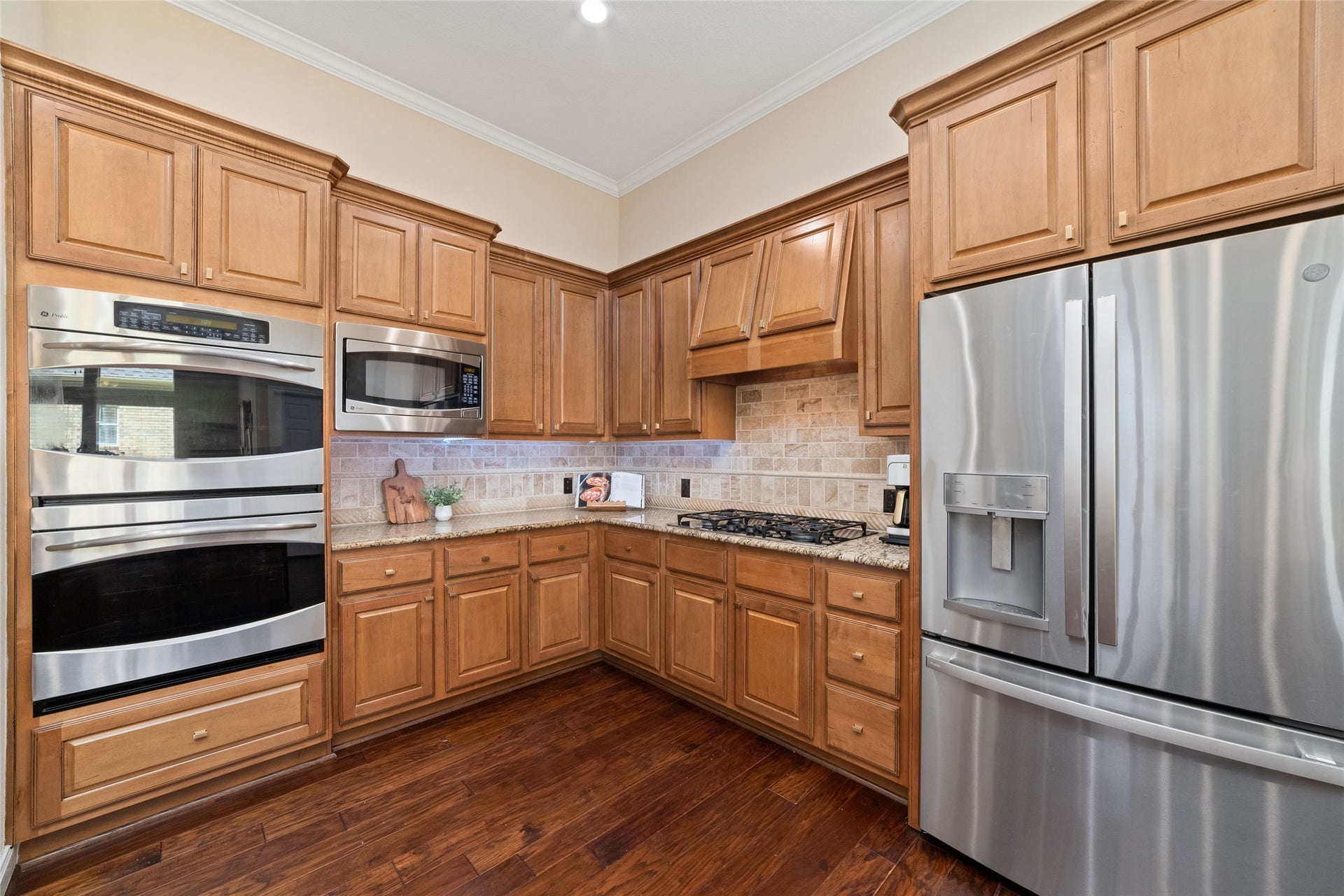 9234 E Canyon Lake Springs Drive, Cypress, TX 77433 Gorgeous cabinets are warm and complete this space. The chef will love the double ovens and gas cook top.