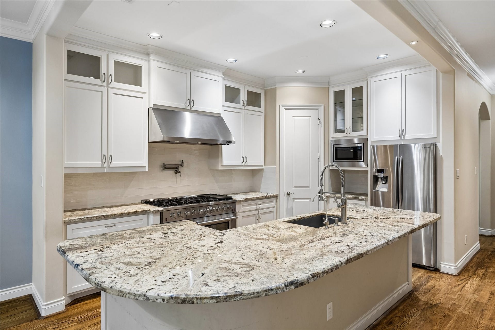 Wonderful kitchen with 8 burner range